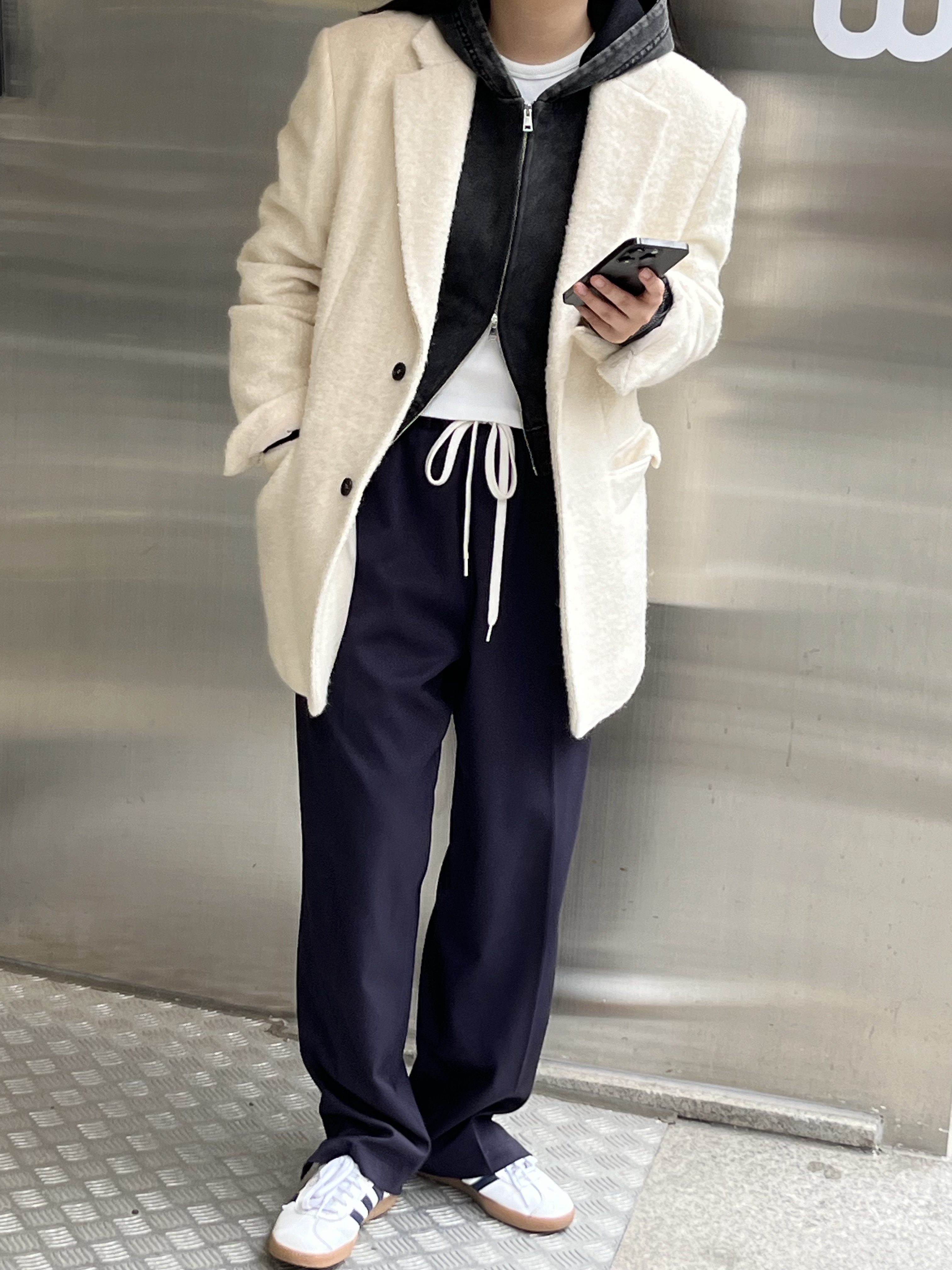 [KREAM 단독] L'H.A.S Oversized Herringbone 2 Bt Jacket - Ivory 착용 스타일 - 1