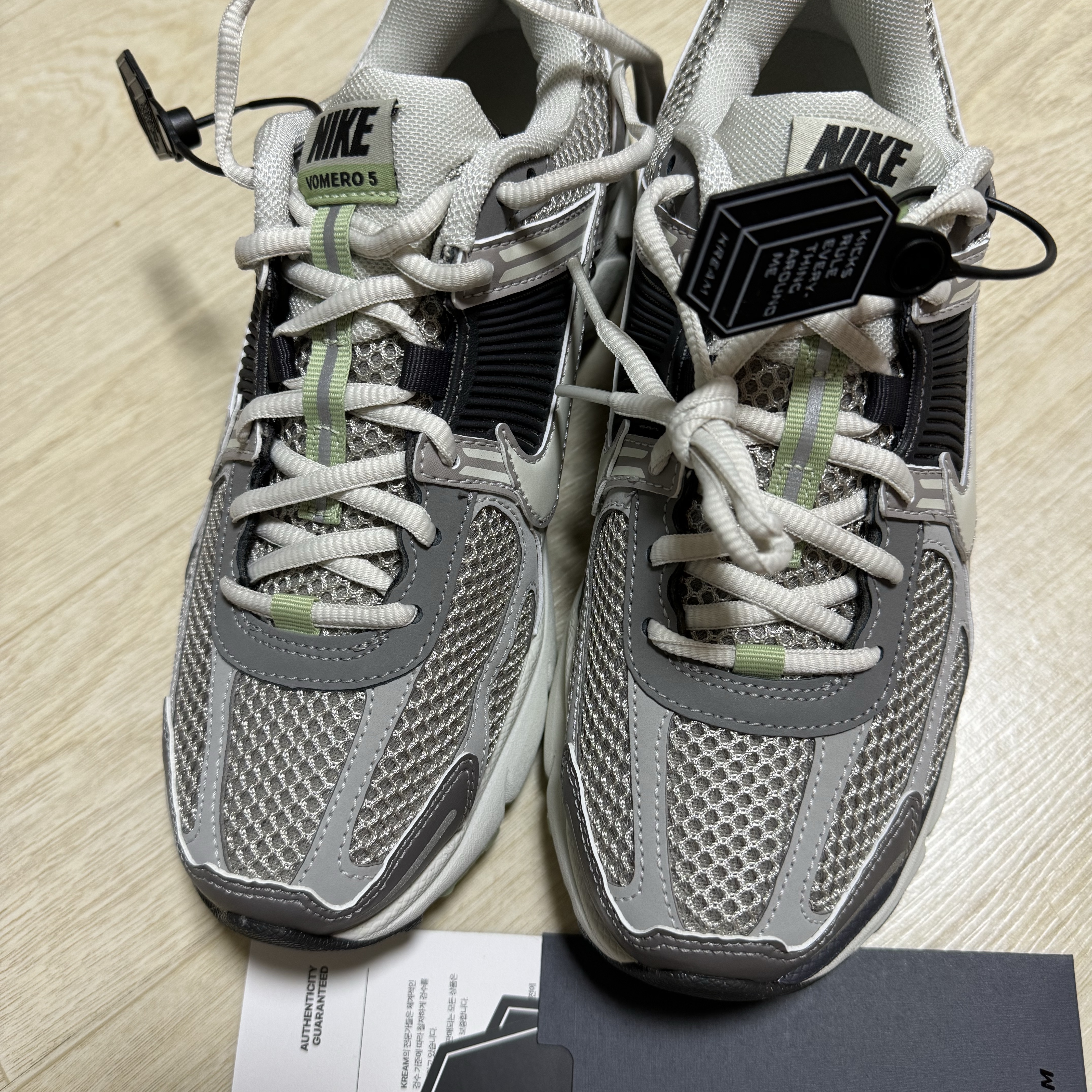 (W) Nike Zoom Vomero 5 Cobblestone and Flat Pewter 착용 스타일 - 1