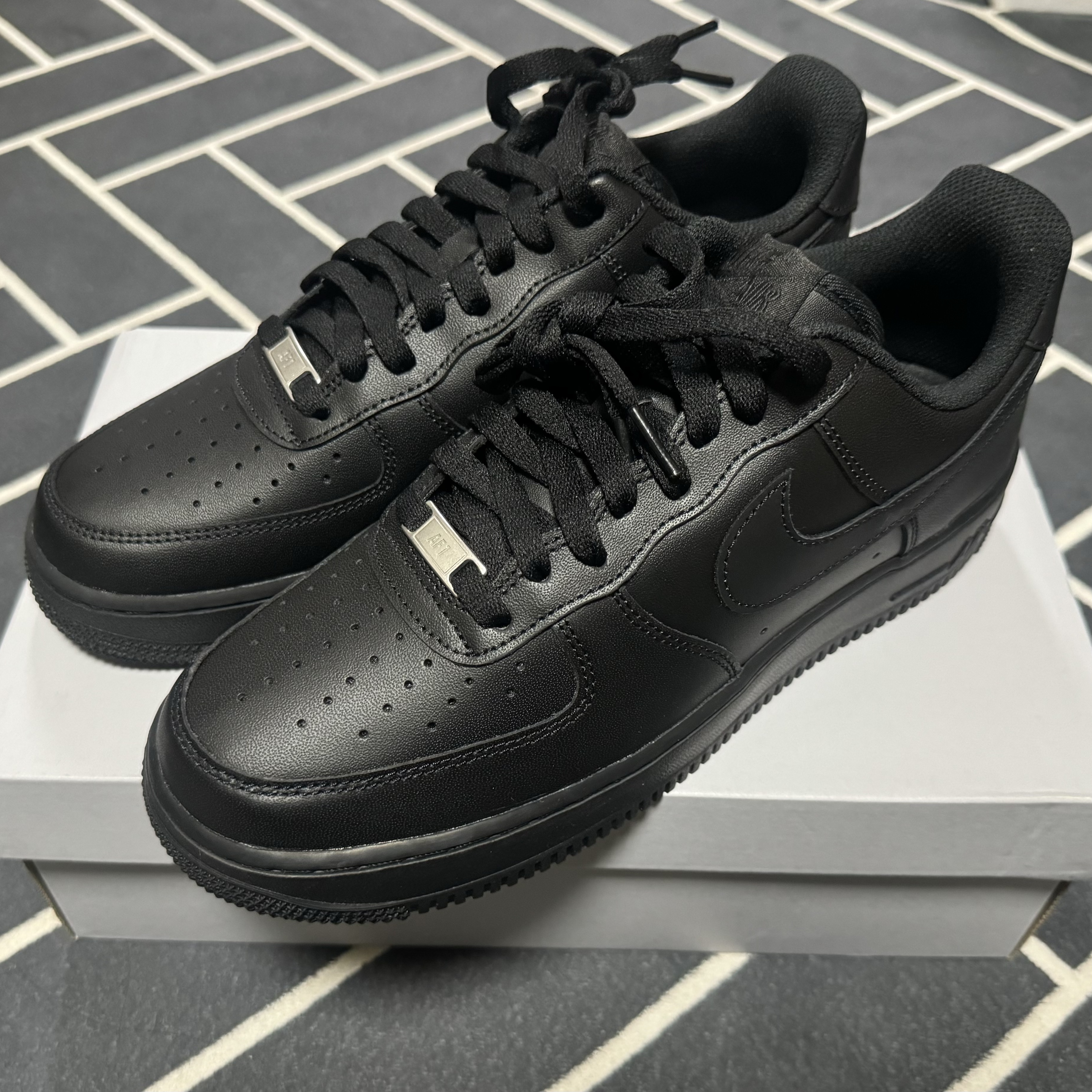 Nike Air Force 1 '07 Low Triple Black 착용 스타일 - 1