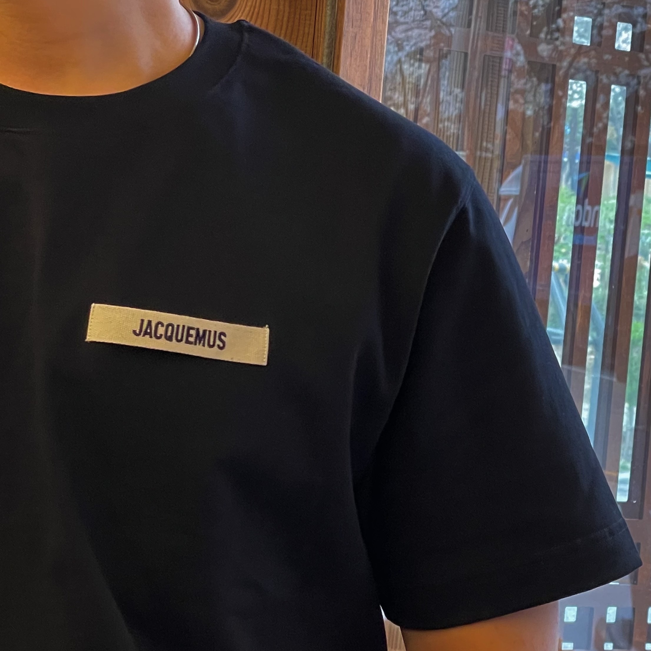 Jacquemus Le T-Shirt Gros Grain Grosgrain Logo T-Shirt Black 착용 스타일