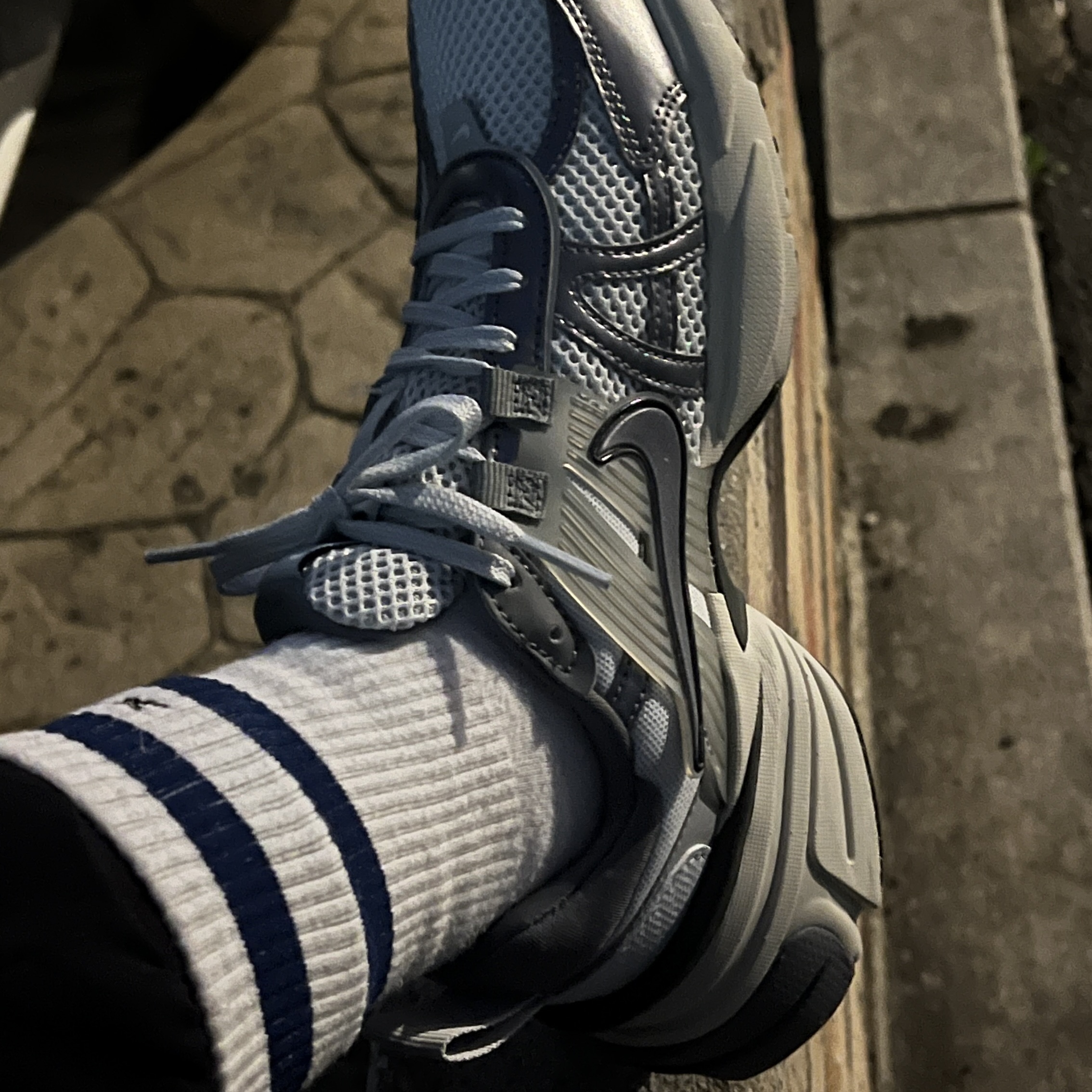 Nike V2K Run Pure Platinum Wolf Grey 착용 스타일
