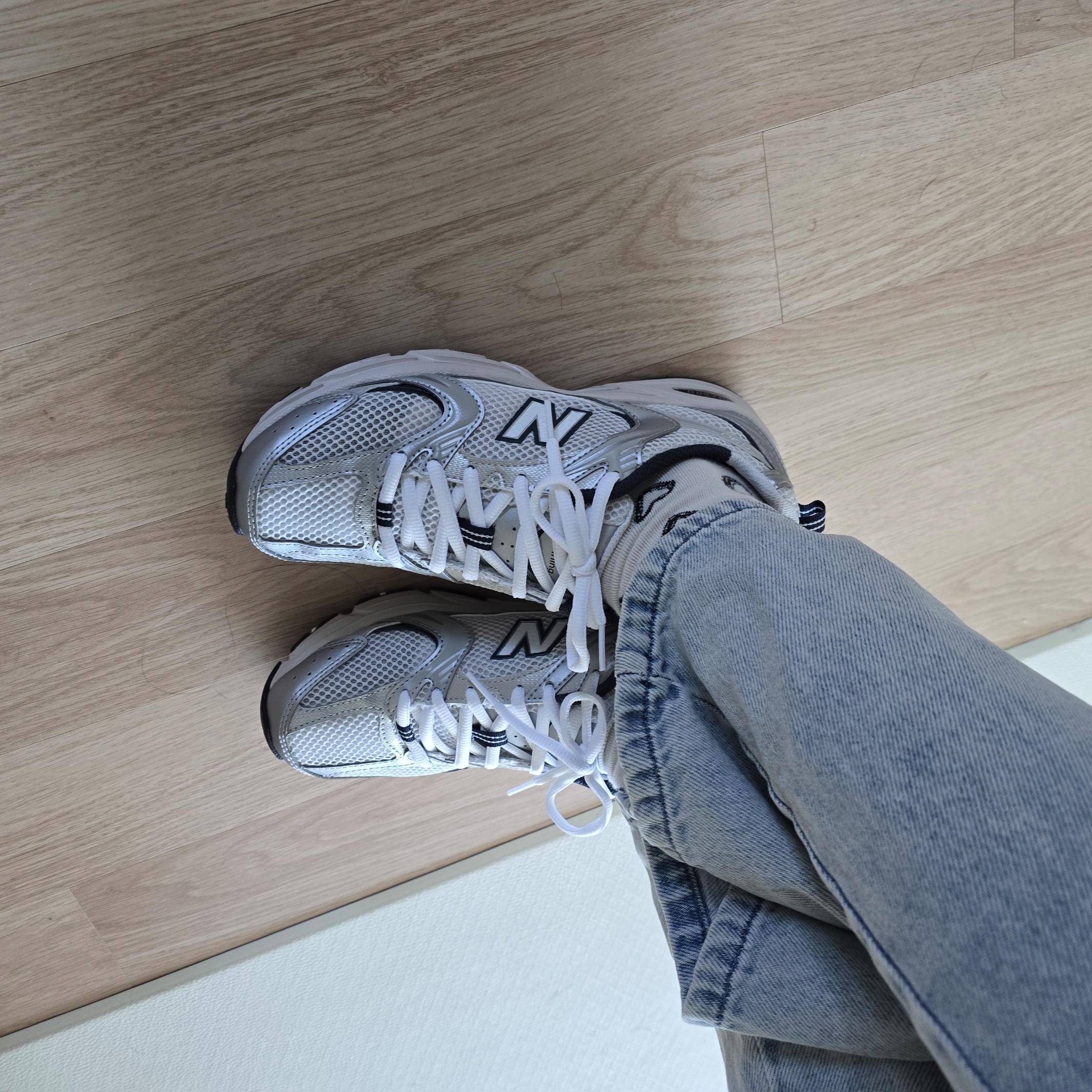 New Balance 530 Steel Grey 착용 스타일 - 2