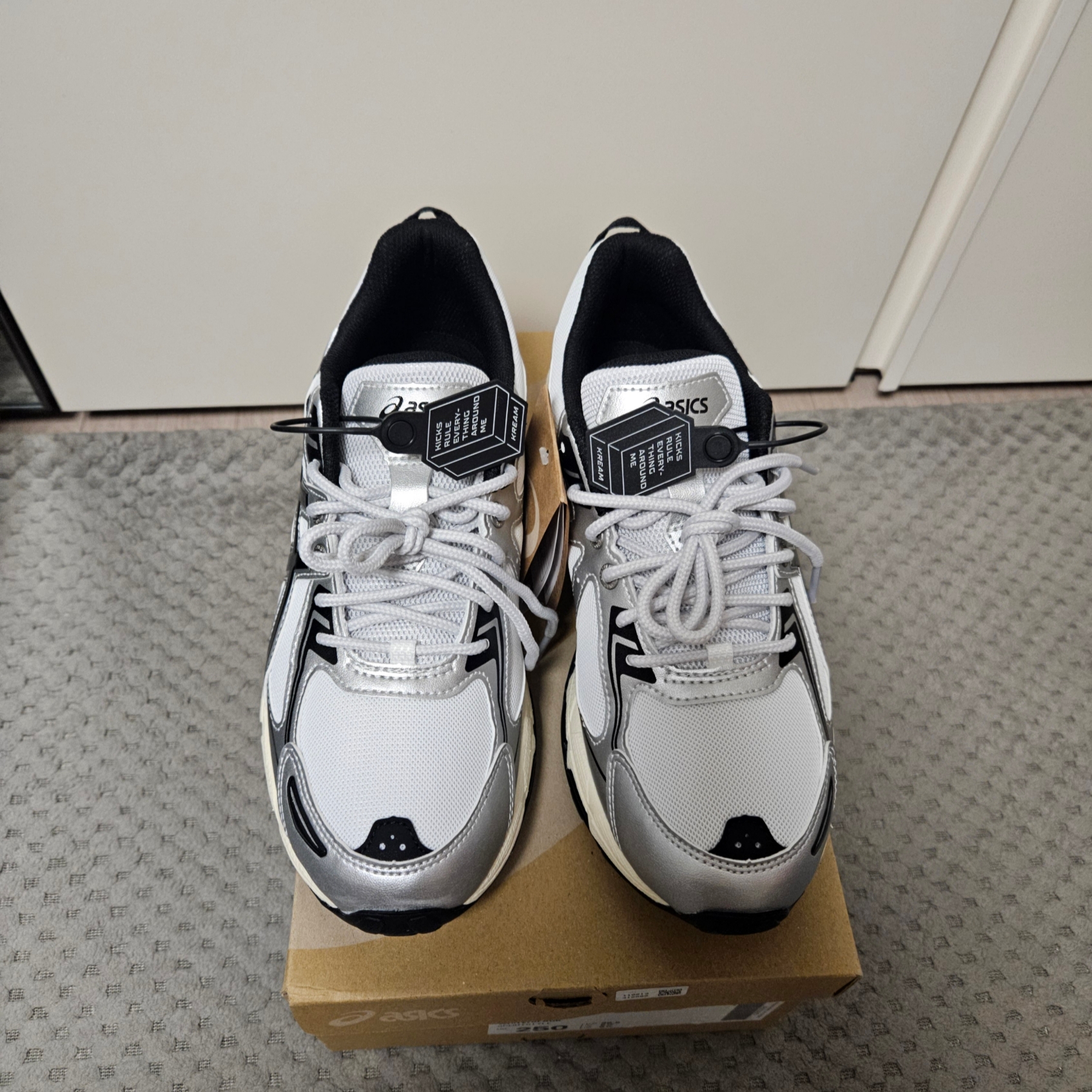 Asics Gel-Venture 6 White Black 착용 스타일 - 1