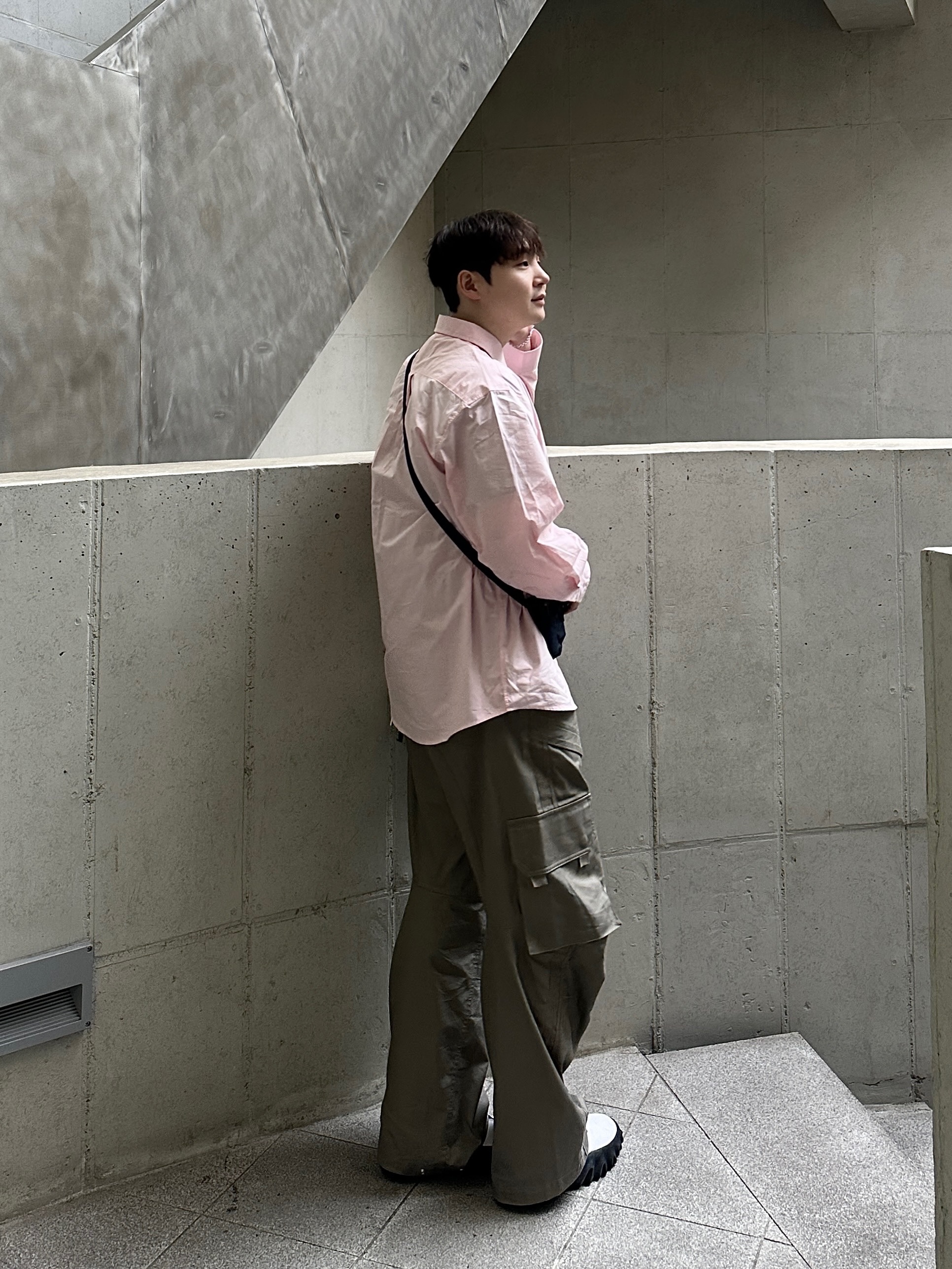 Oakley Factory Team x Brain Dead x Ssense Chop Saw Mule White, Etce Raptor Cargo Pants Khaki Beige 착용 스타일 - 1