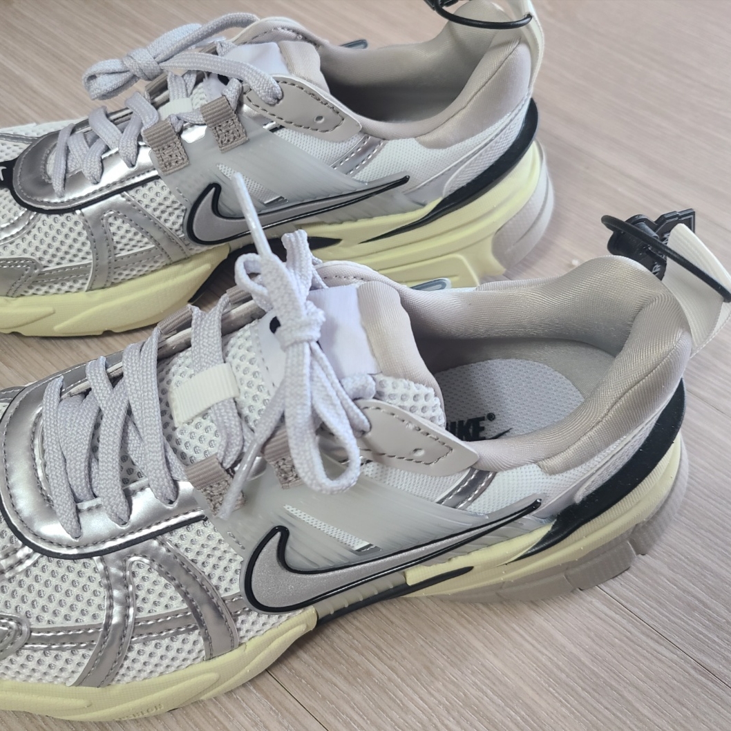 Nike V2K Run Summit White Metallic Silver 착용 스타일