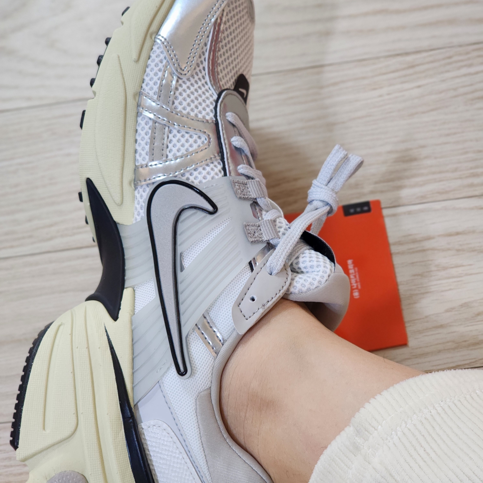 Nike V2K Run Summit White Metallic Silver 착용 스타일 - 2