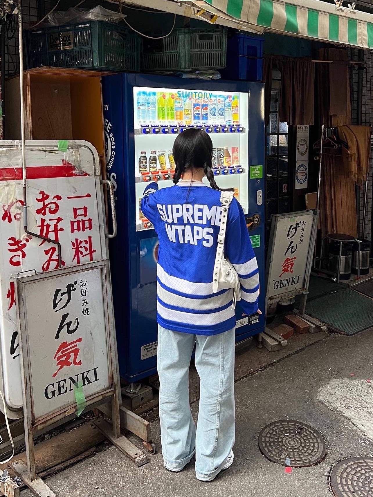 Supreme x WTAPS Mitchell & Ness Hockey Jersey Blue - 21FW, Balenciaga Le Cagole Small Shoulder Bag White 착용 스타일 - 2