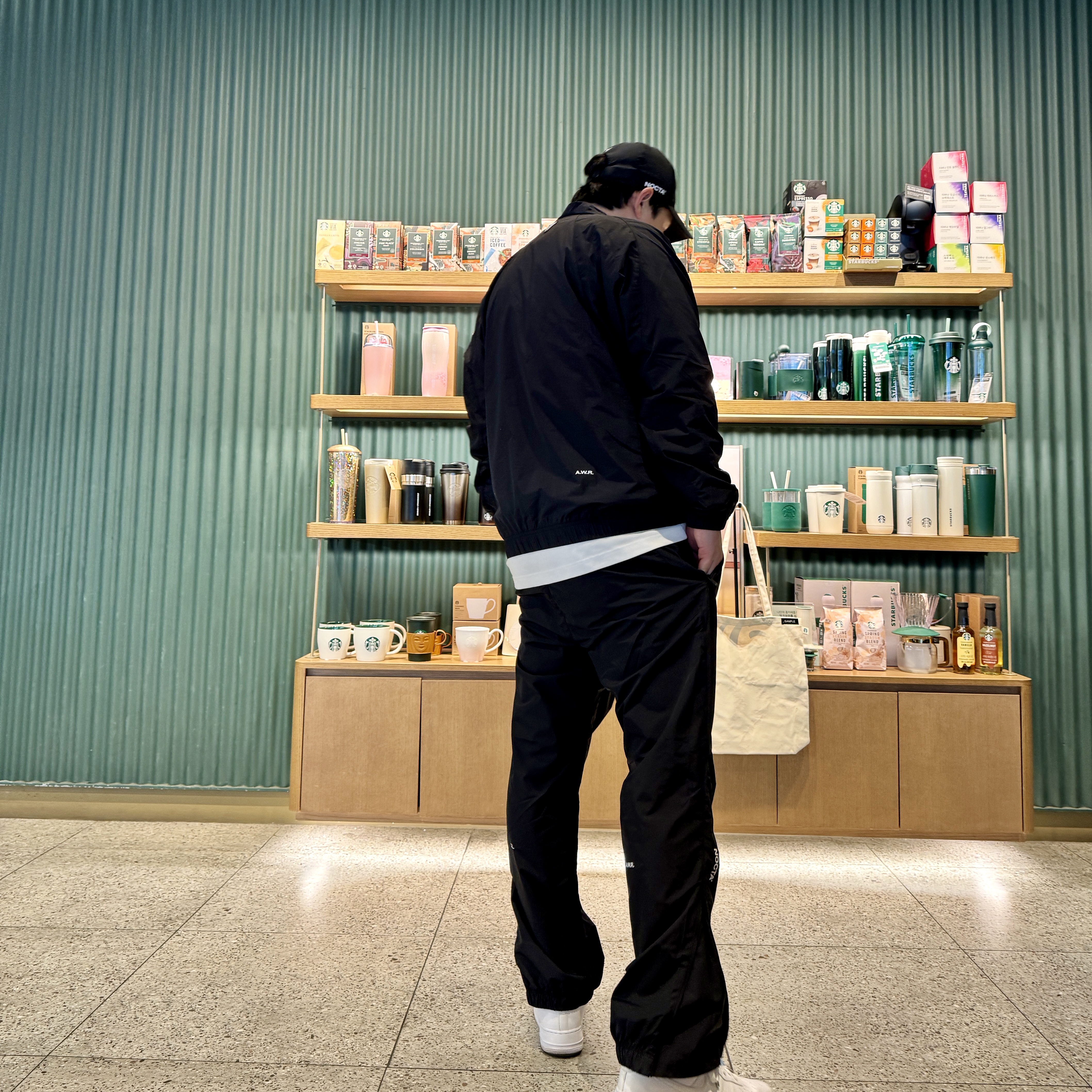 Nike x Drake Nocta Woven Track Pants Black (FN7668-010), Nike x Drake Nocta Nylon Track Jacket Black (FN7666-010) 착용 스타일 - 1