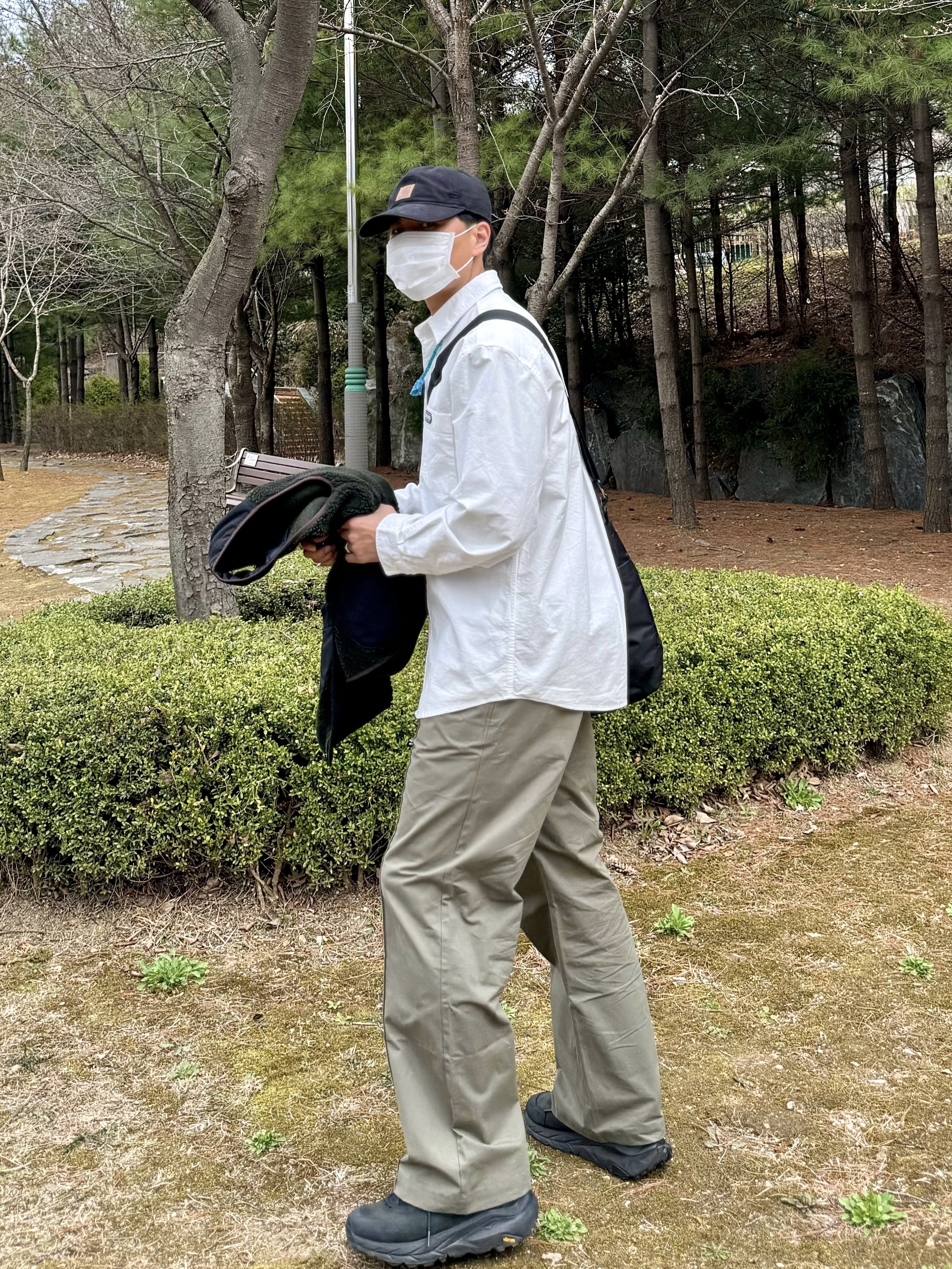 Hoka Kaha 2 Low Gore-Tex Black, Carhartt Canvas Cap Black 착용 스타일 - 3