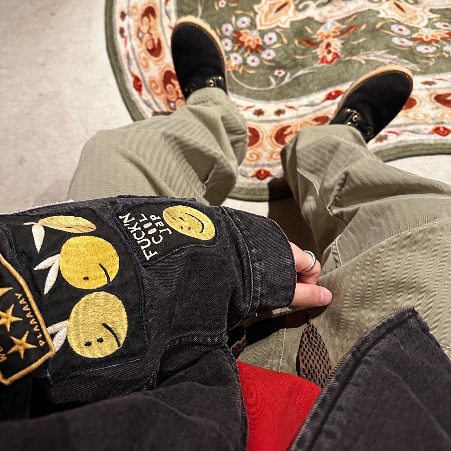 Kapital 14 oz. Black X Black Denim T-Back Drizzler Jacket Anarchy Rainbowy Remake Black, Kapital Sulfurized Herringbone Easy Baker Pants Studs Remake Khaki 착용 스타일 - 2