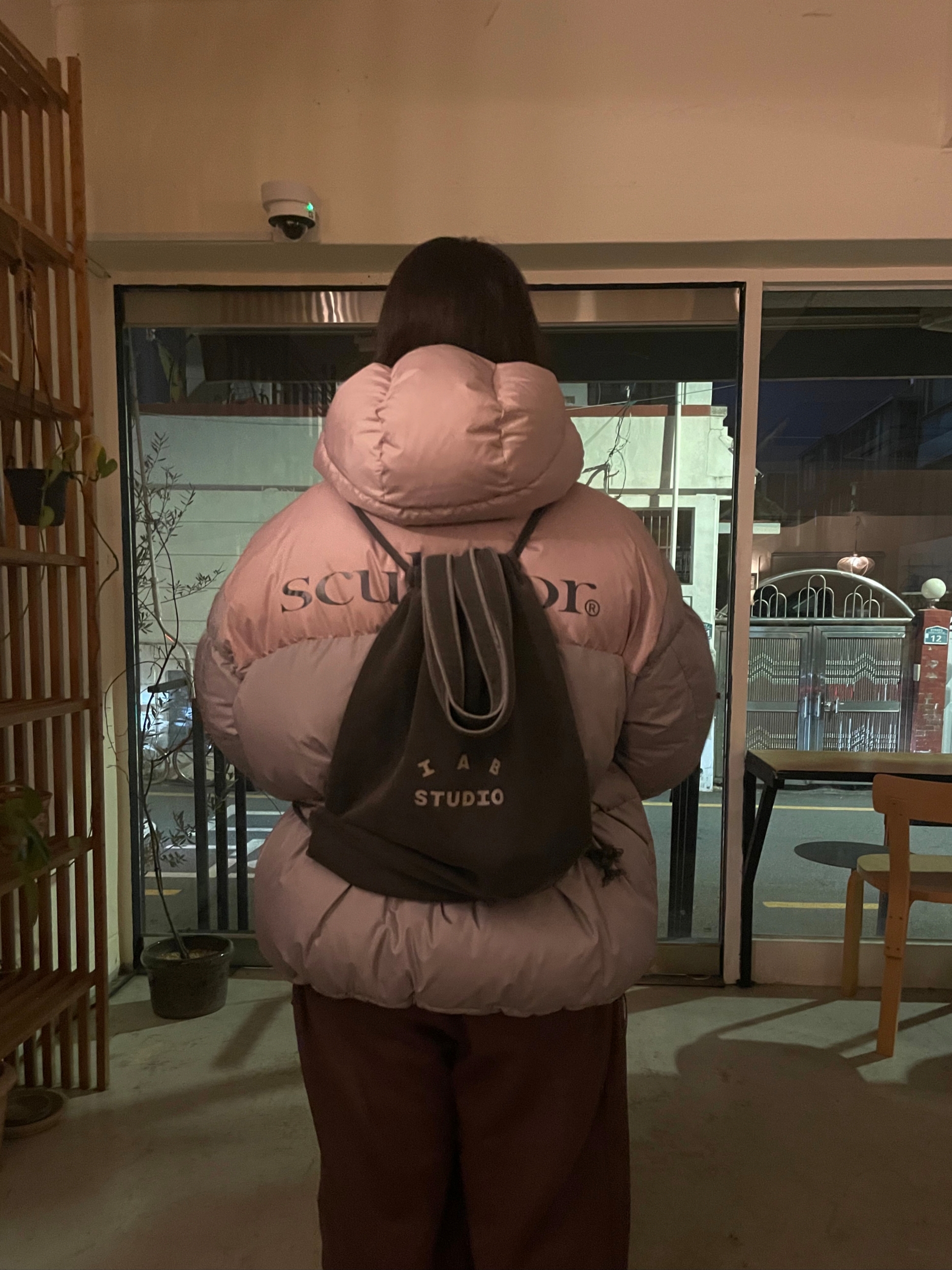 IAB Studio Pigment Hoodie & Sack Black 착용 스타일