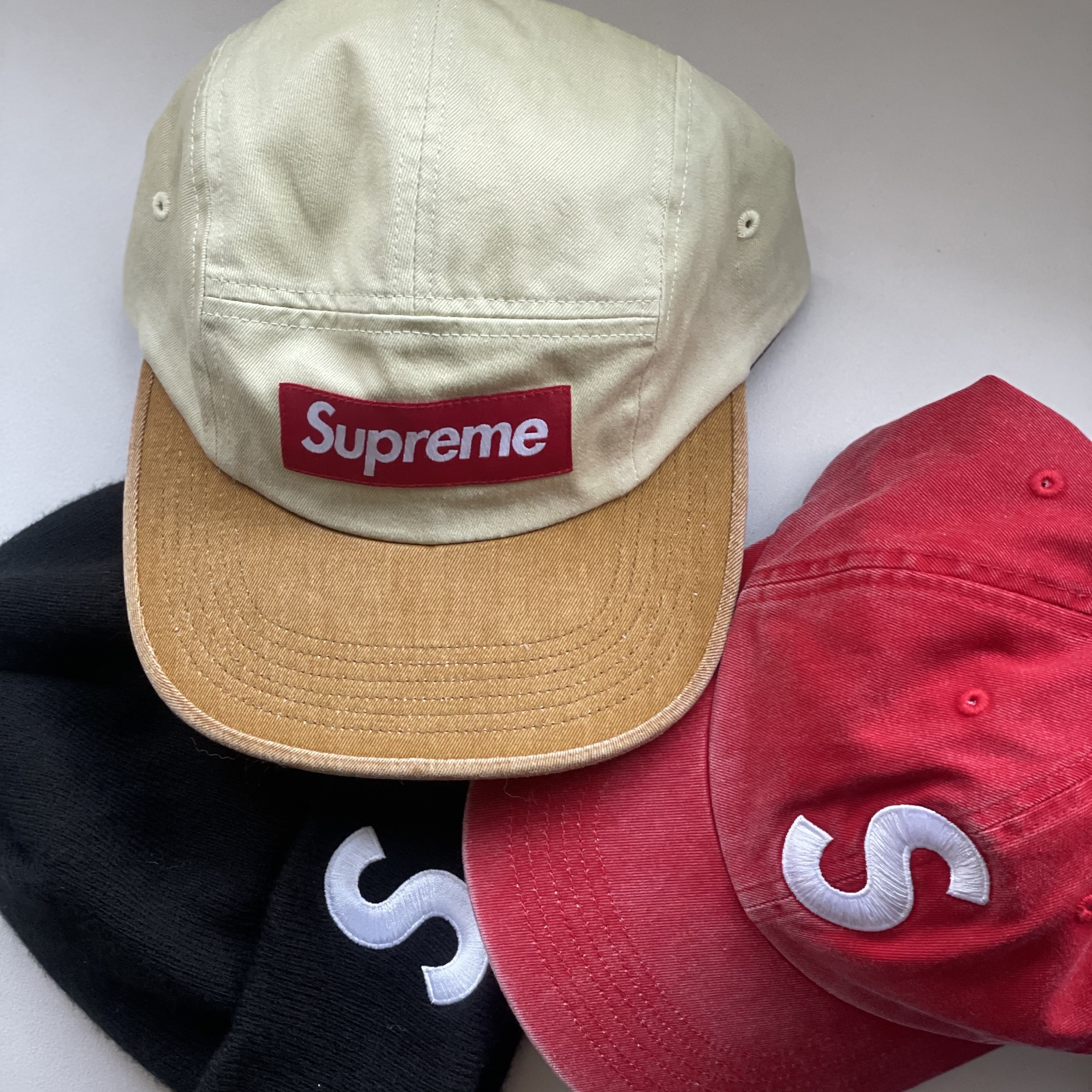 Supreme Pigment 2-Tone Camp Cap Natural - 24SS, Supreme Pigment Print S Logo 6-Panel Red - 23FW 착용 스타일