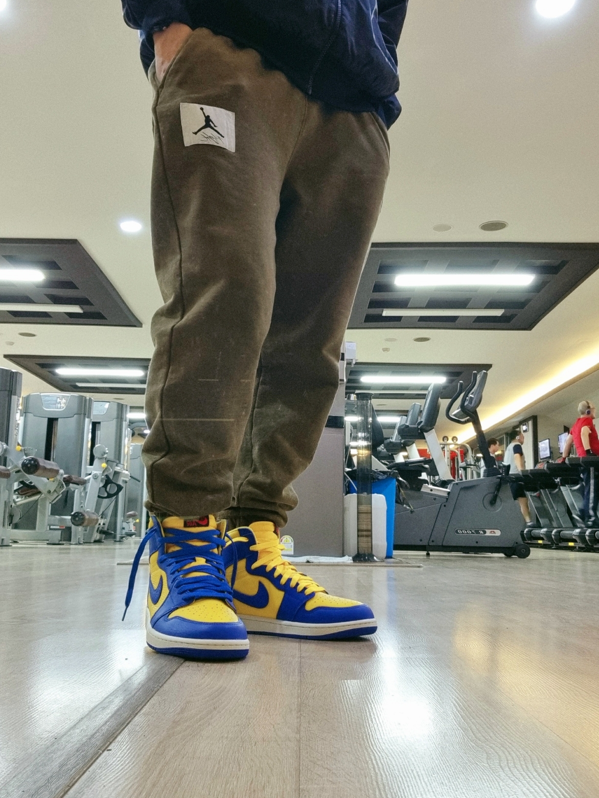 (W) Jordan 1 Retro High OG Game Royal and Varsity Maize 착용 스타일 - 1