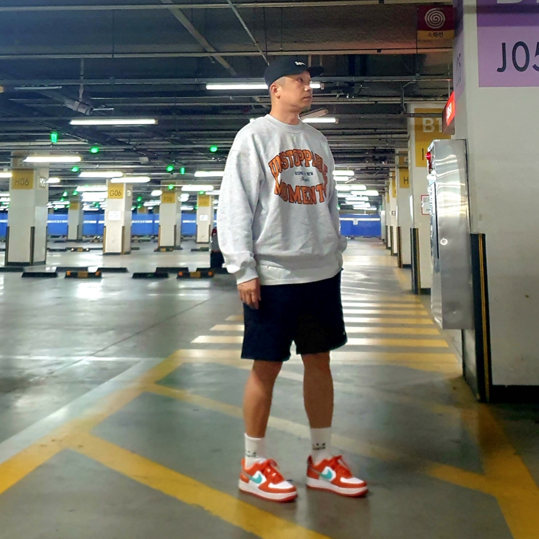 Nike Air Force 1 '07 LV8 Athletic Club Rush Orange Washed Teal, IAB Studio Socks White (5 Pack) 착용 스타일