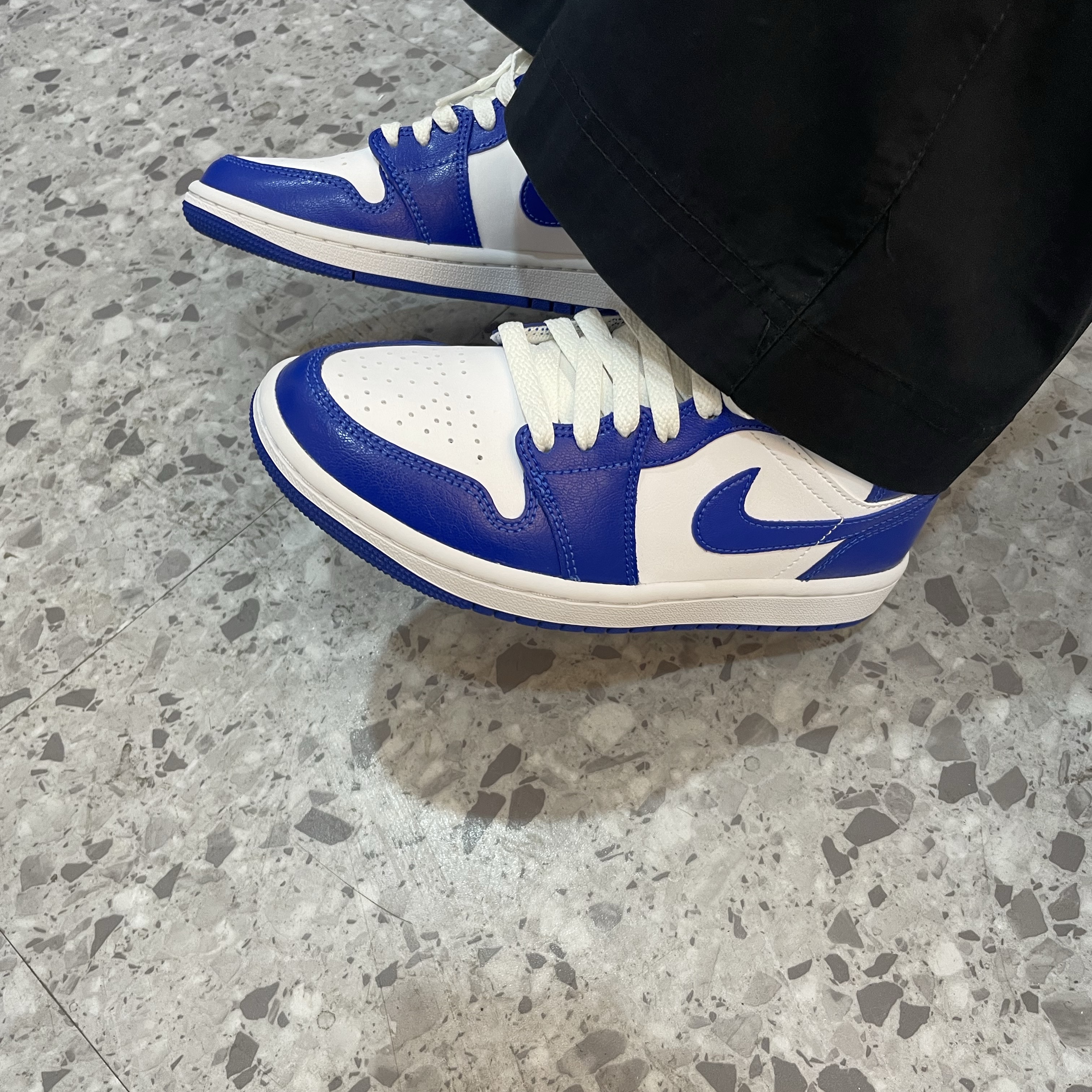 (W) Jordan 1 Mid White Hyper Royal 착용 스타일 - 1