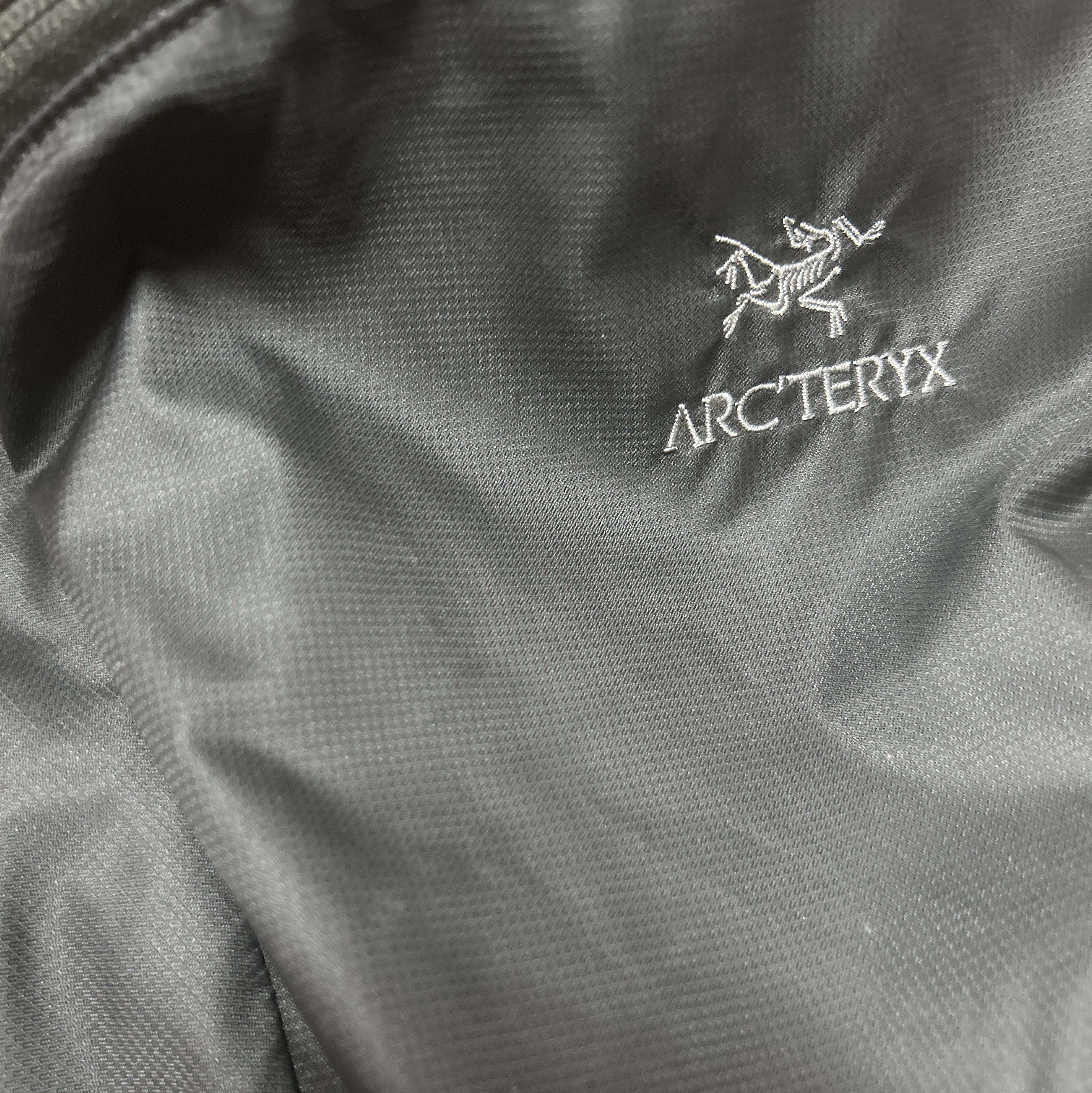 Arc'teryx Heliad 10 Backpack Black 착용 스타일 - 2