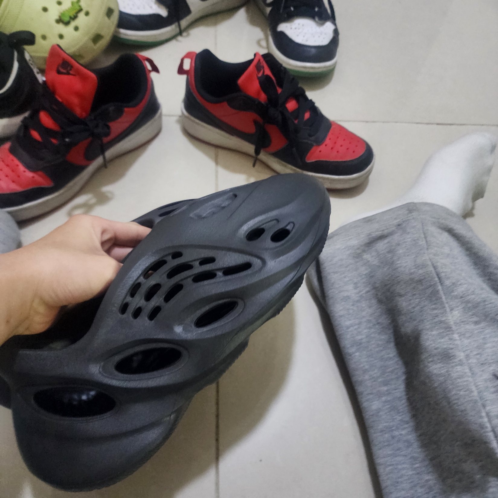 Adidas Yeezy Foam RNNR Onyx 착용 스타일