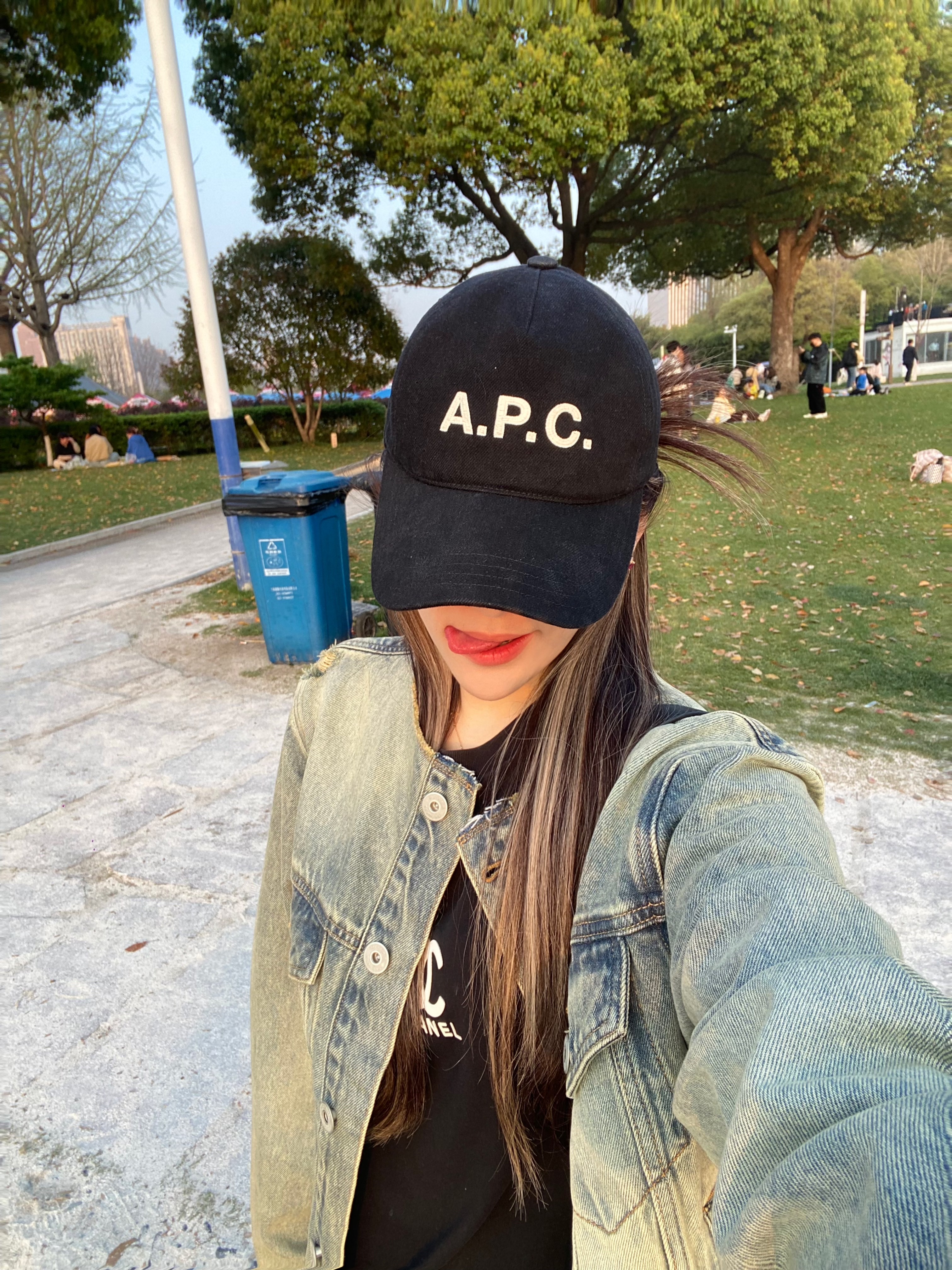 A.P.C. Eden Baseball Cap Black 착용 스타일 - 2