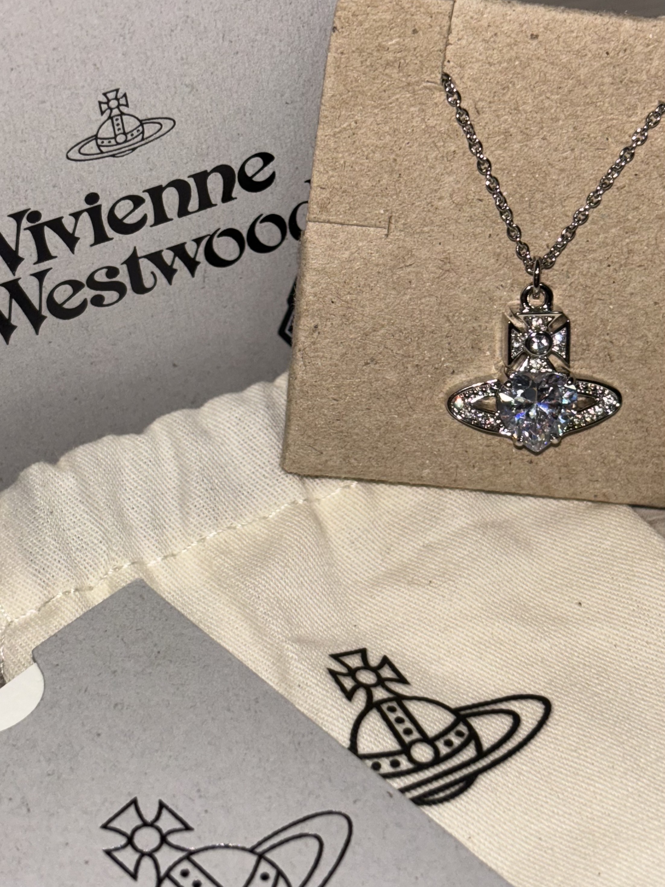 Vivienne Westwood Ariella Pendant Platinum 착용 스타일 - 1