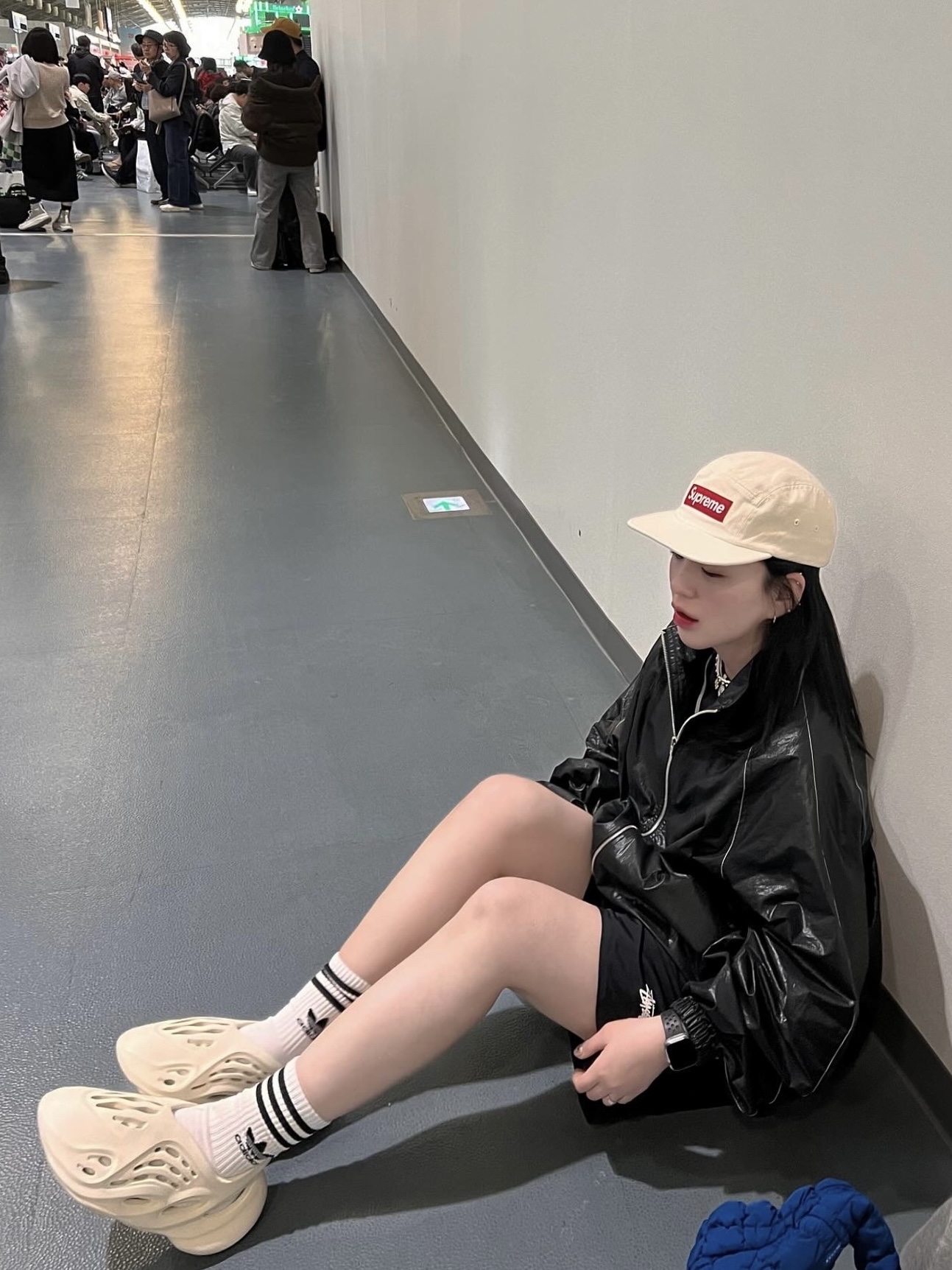 Adidas Yeezy Foam RNNR Ararat 착용 스타일 - 1