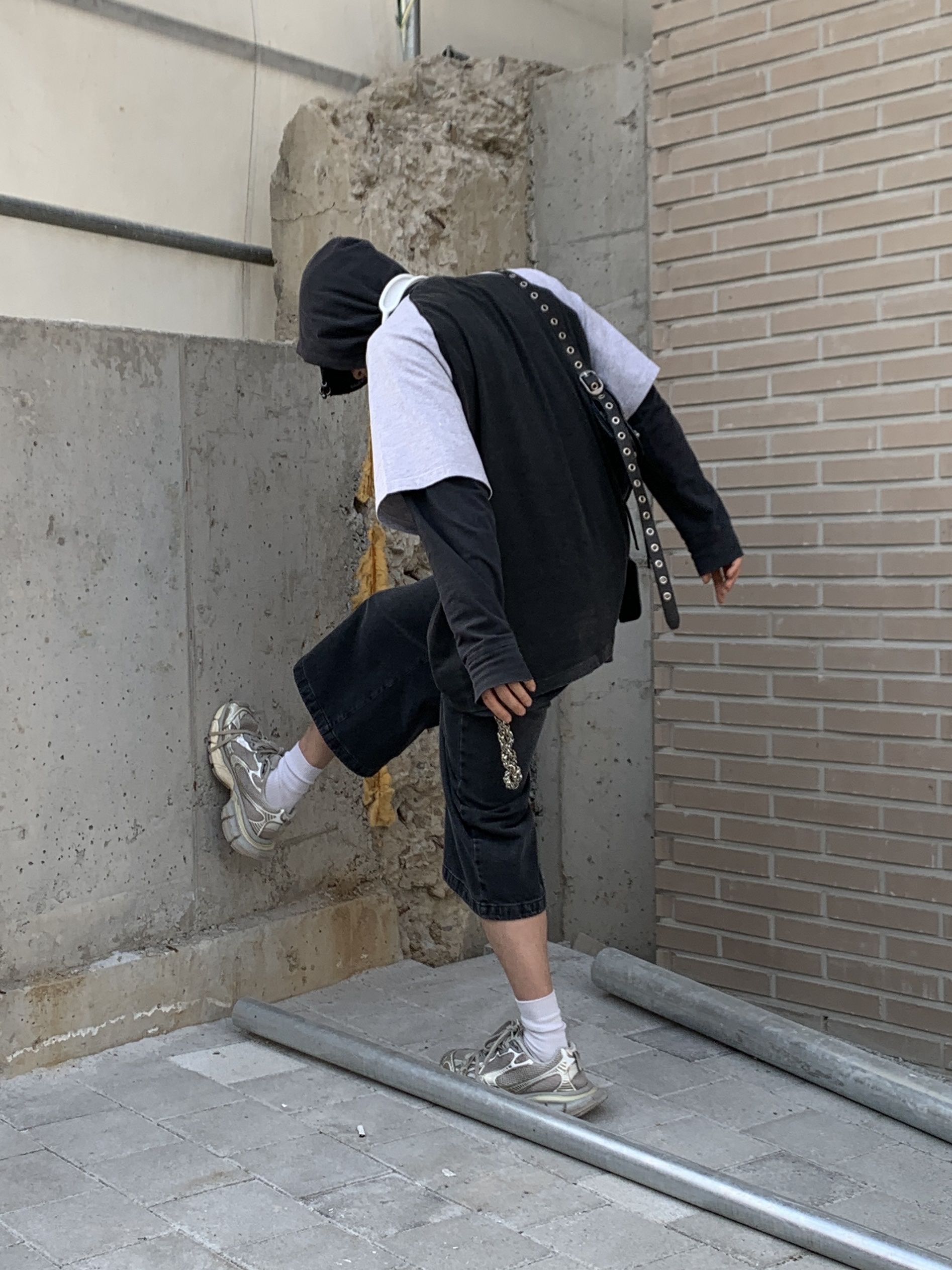 Balenciaga Heavy Piercing Cap Faded Black, (W) Balenciaga 3XL Sneakers Light Beige 착용 스타일 - 8