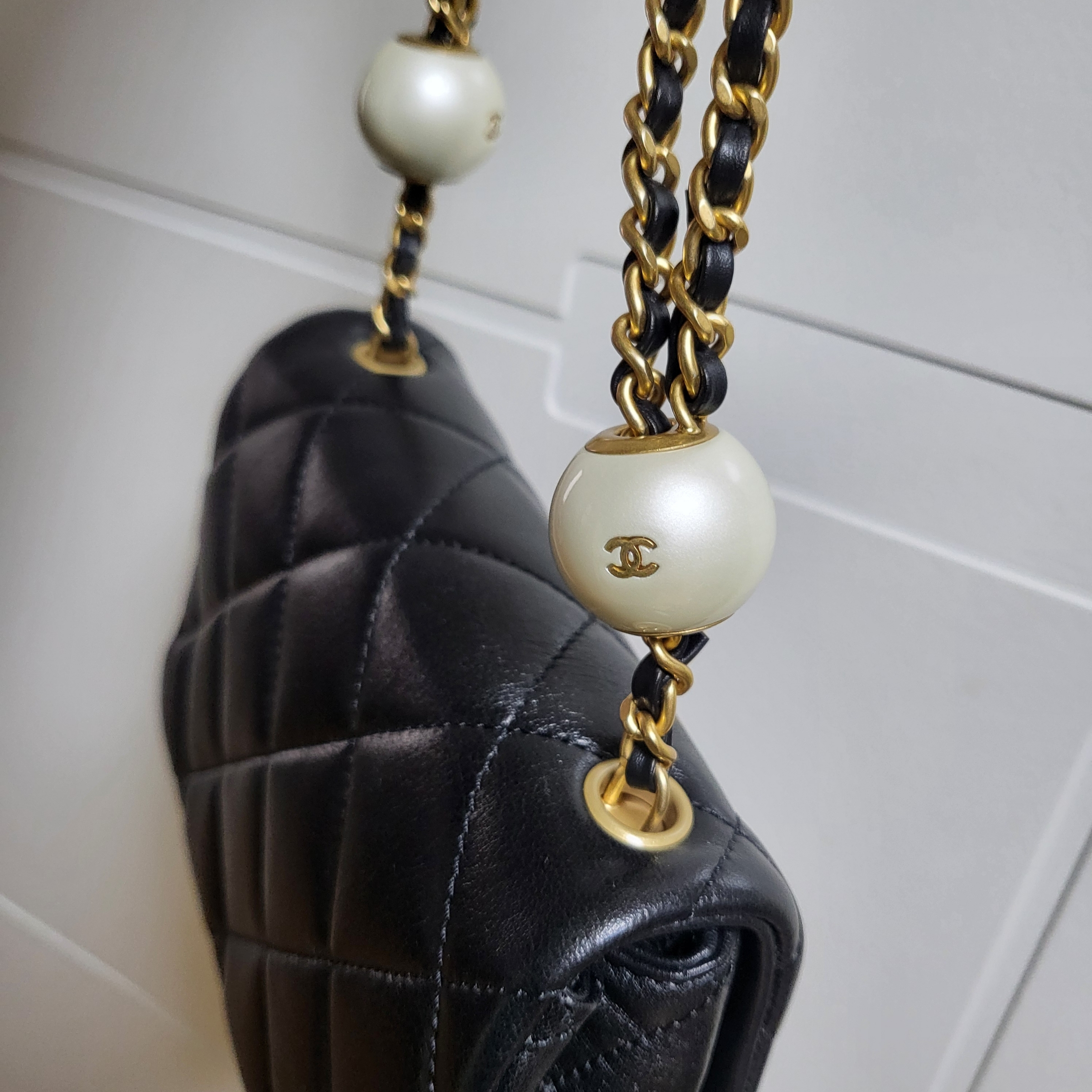 Chanel Mini Flap Bag Lambskin Fantasy Pearls & Gold Black 착용 스타일