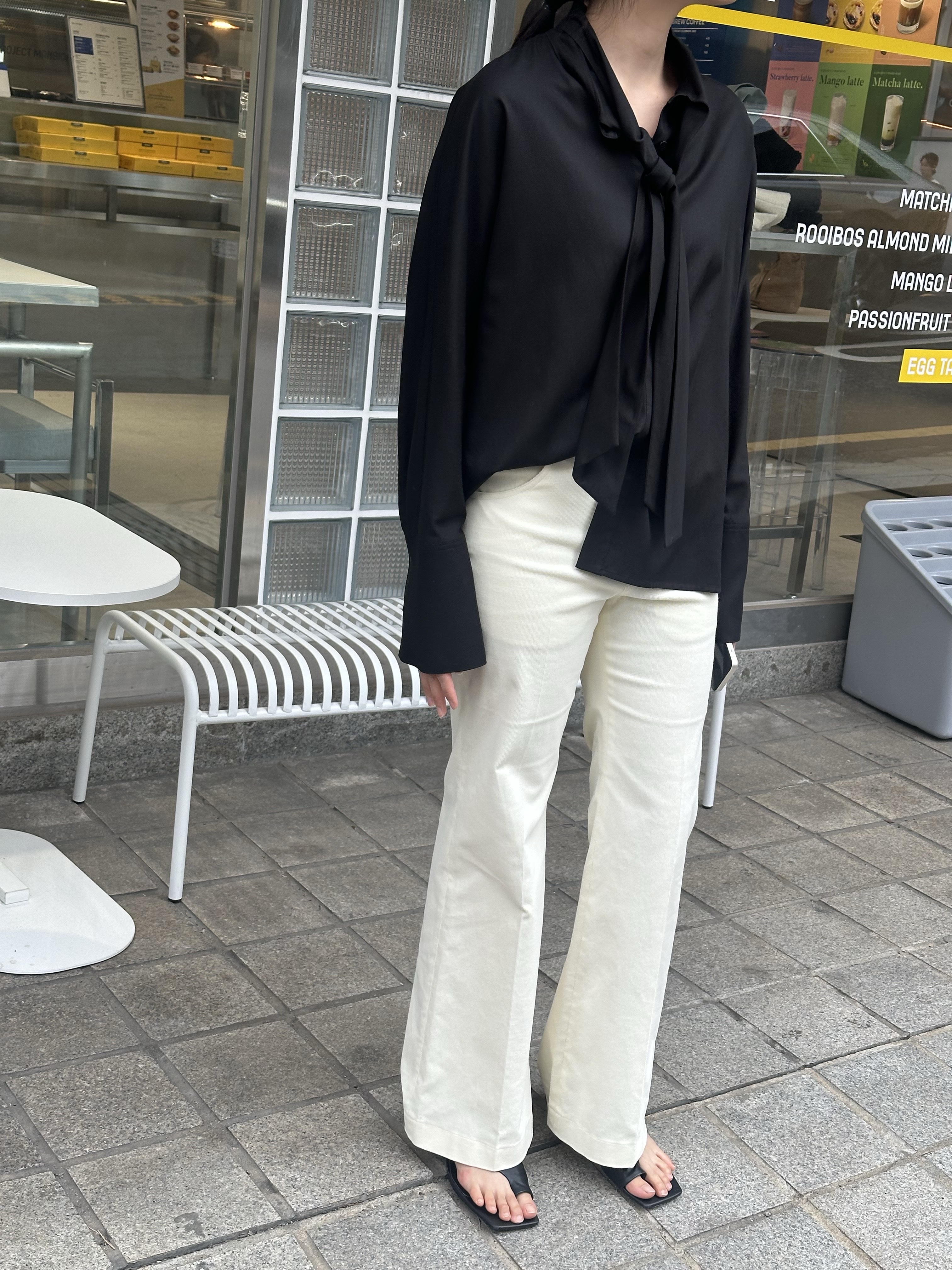 [KREAM 단독] L'H.A.S De Mid-Rised Straight Corduroy Pants - Ivory, L'H.A.S Oversized Soft Tie Shirts - Black 착용 스타일 - 2