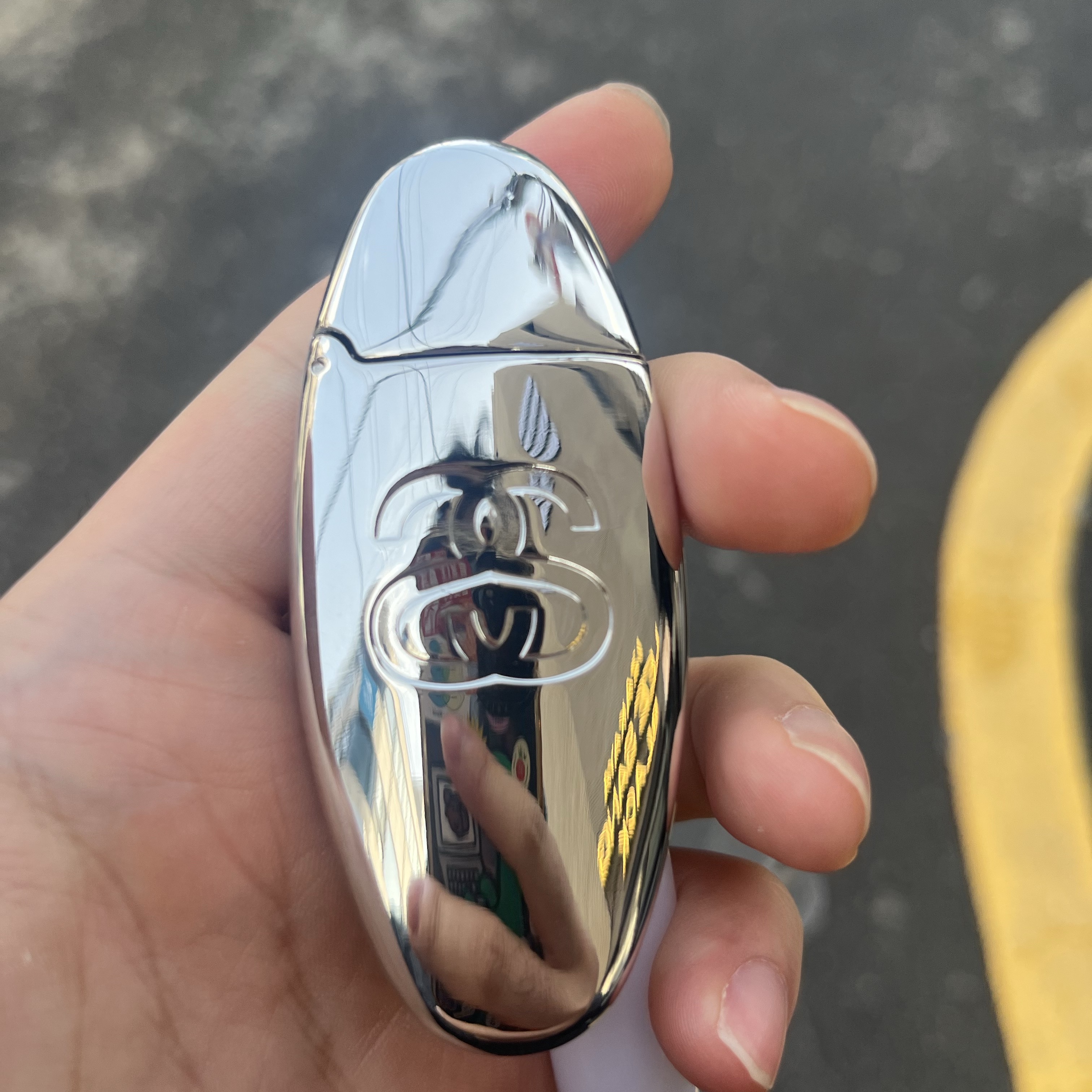 Stussy Metal Pill Lighter Case Silver 착용 스타일