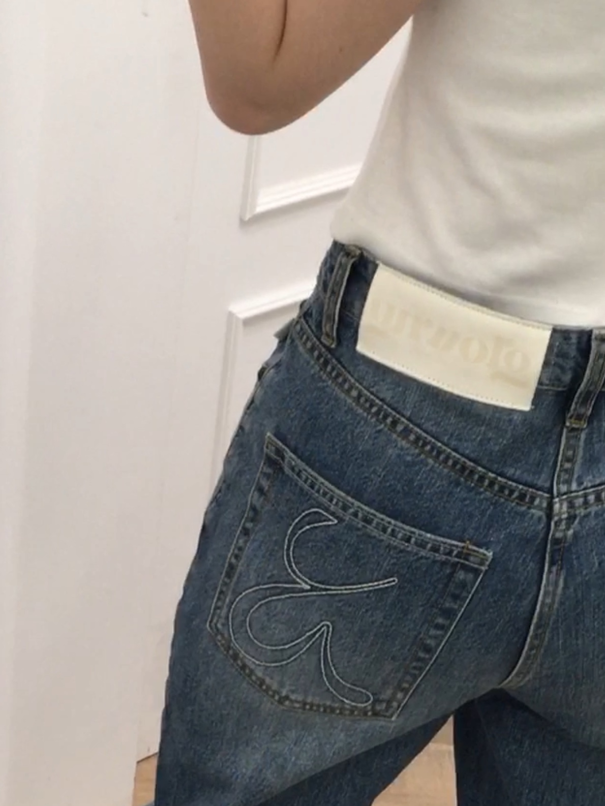 (W) Glowny 93 Mid-Rise Loose Fit Jeans Indigo, (W) Glowny G Baby T-Shirt White 착용 스타일 - 1