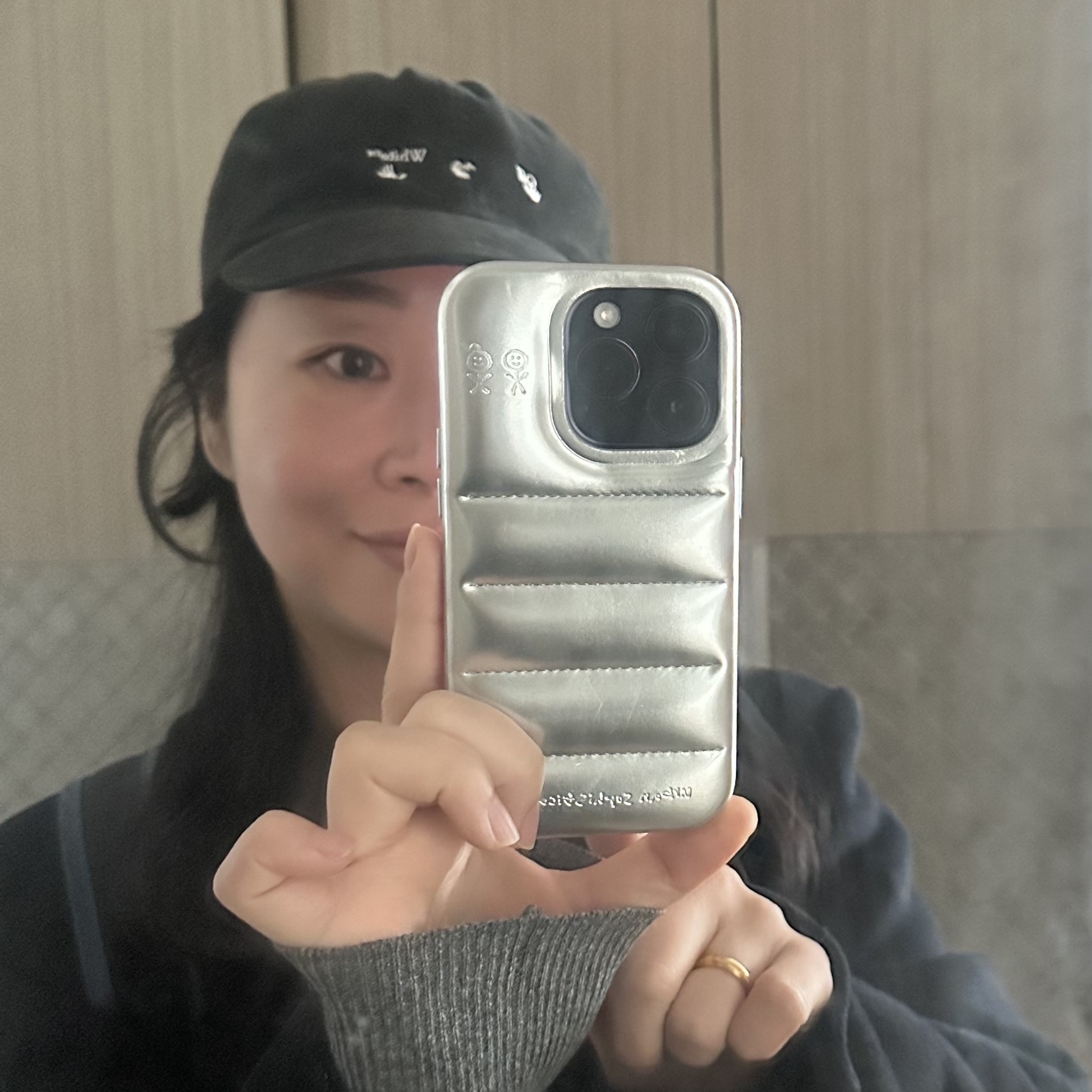 Urbansophistication The Puffer Case Chrome 착용 스타일 - 2