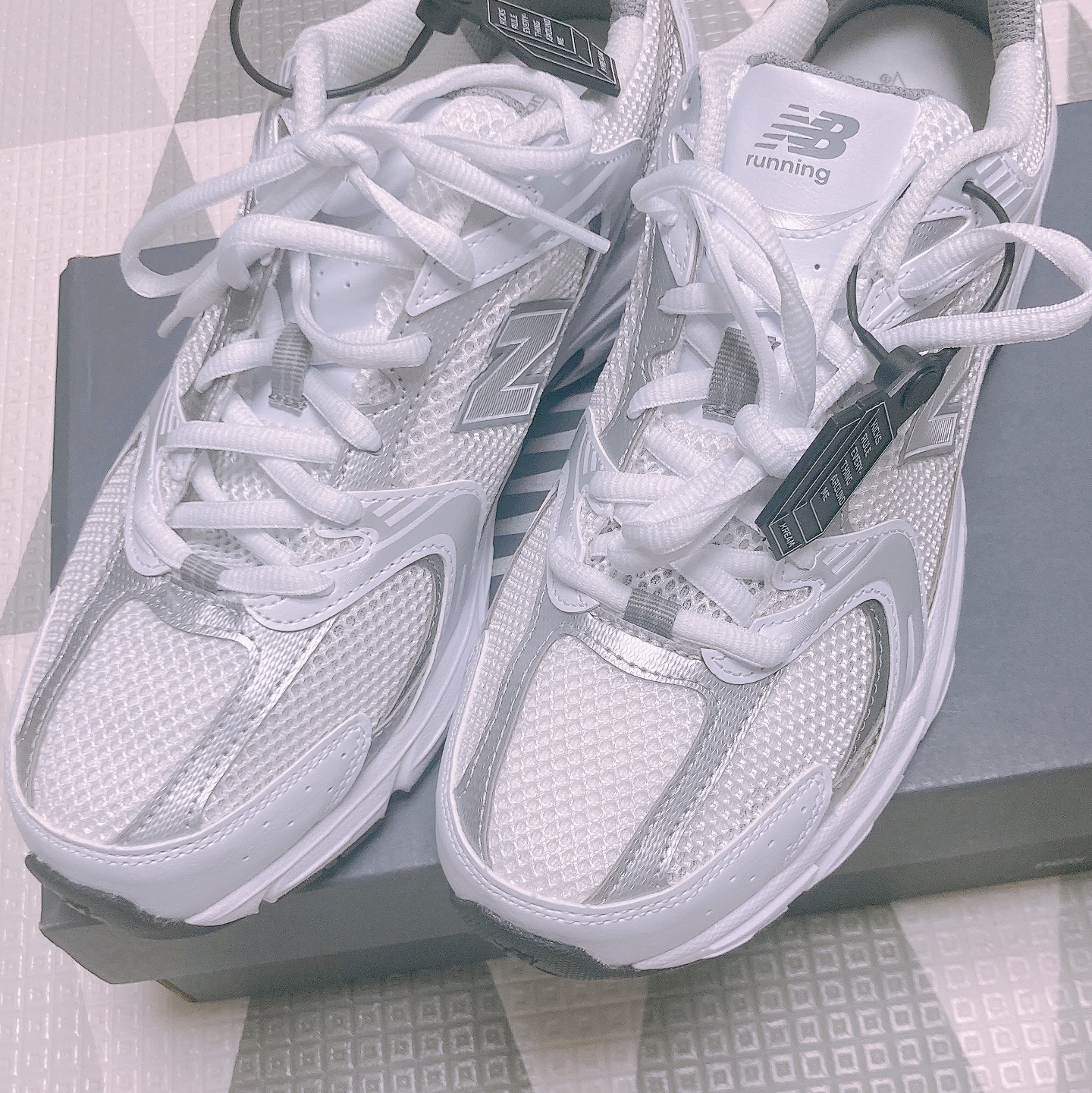 New Balance 530 White Silver 착용 스타일 - 1