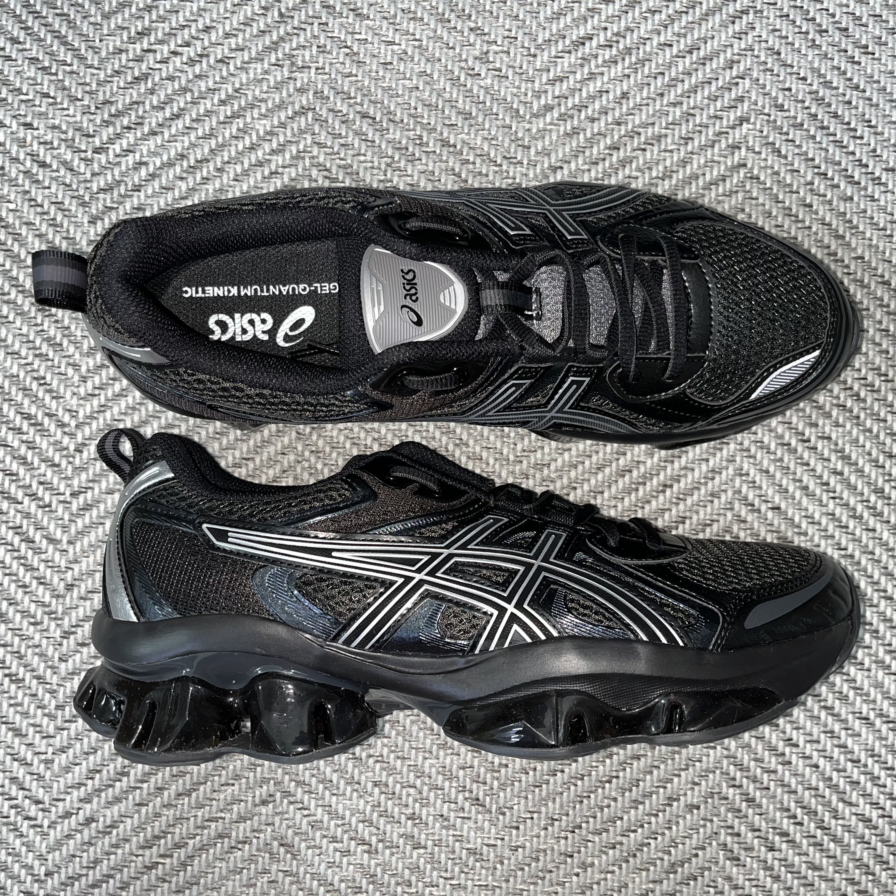 Asics Gel-Quantum Kinetic Graphite Grey Black 착용 스타일