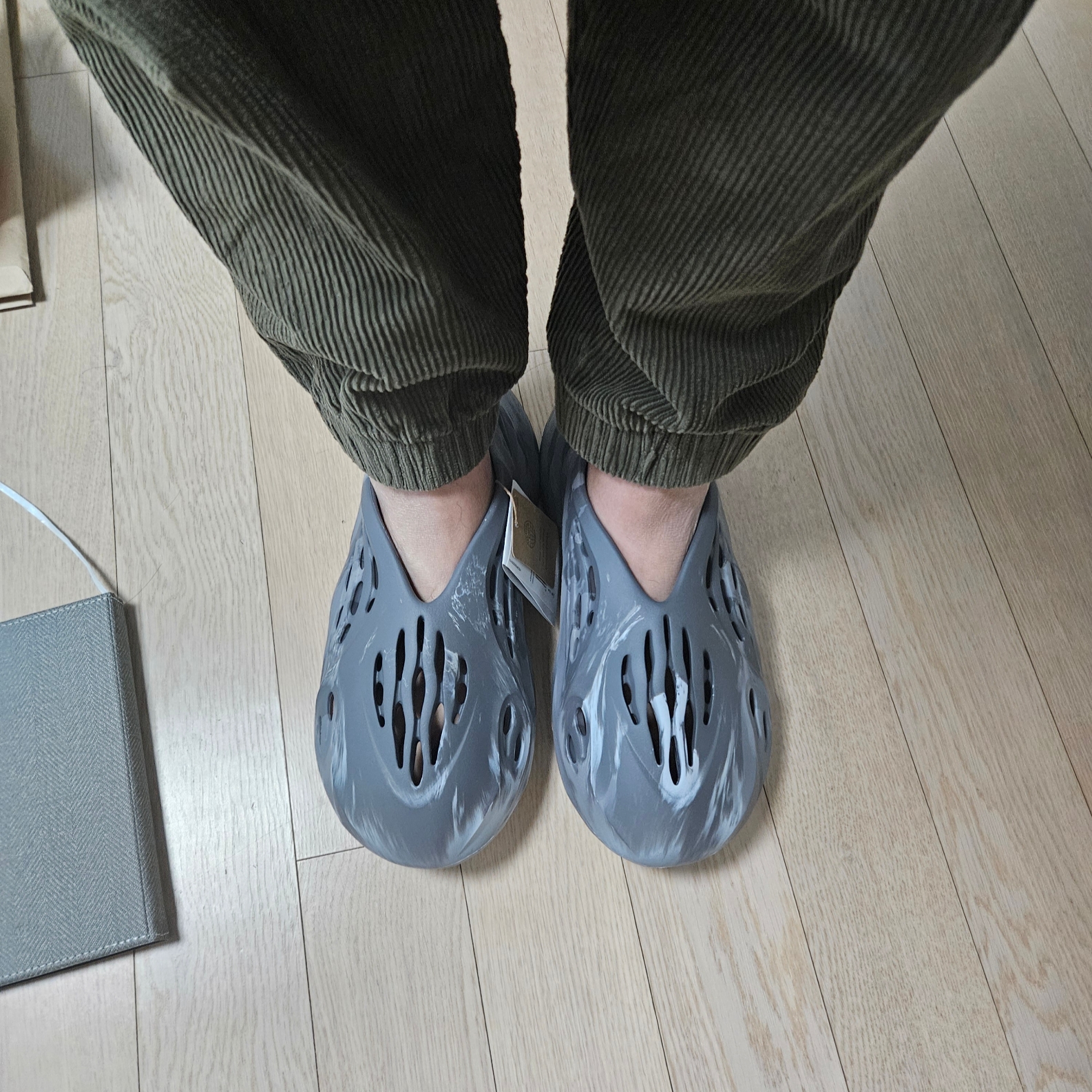 Adidas Yeezy Foam RNNR MX Granite 착용 스타일