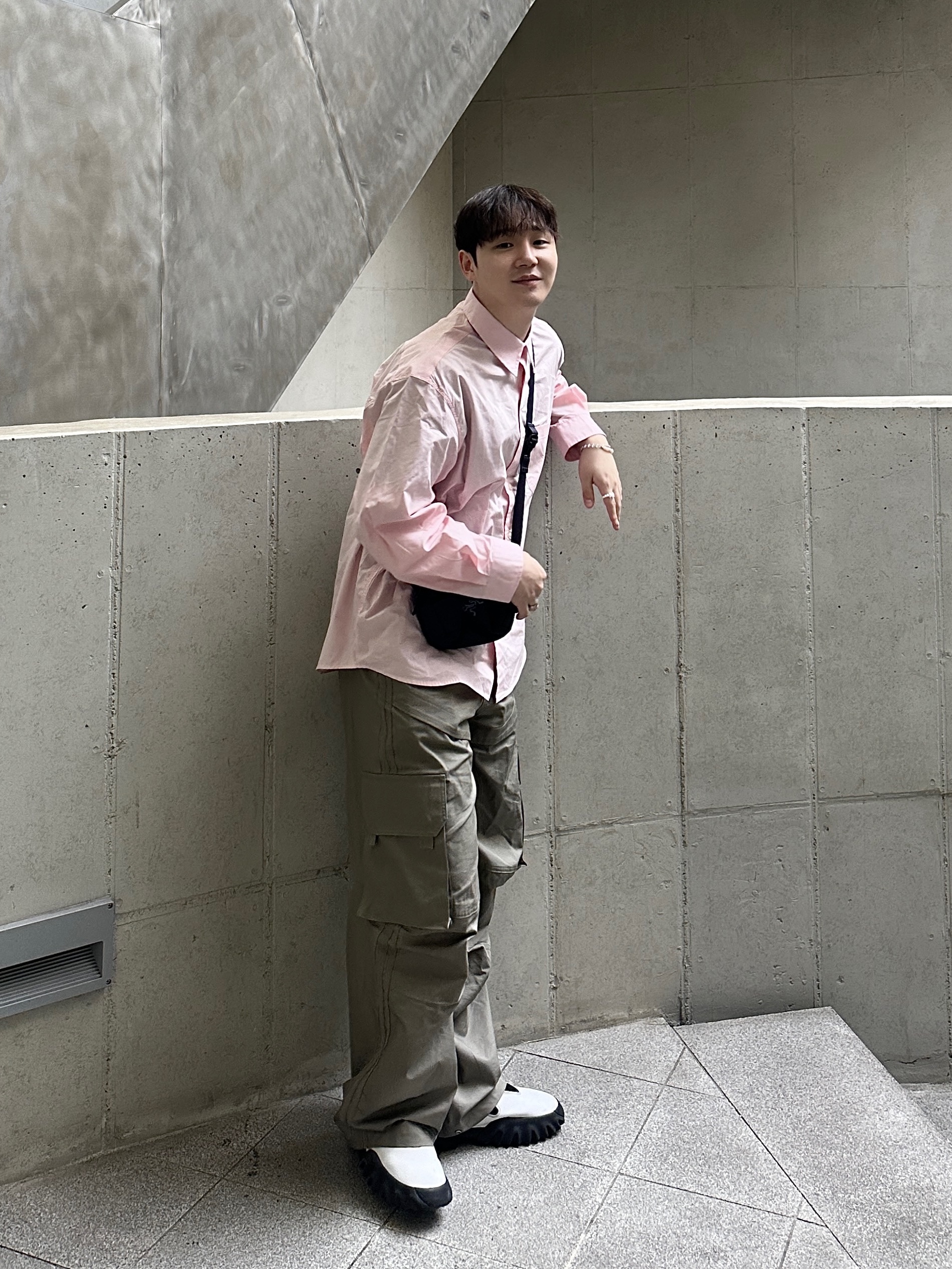 Oakley Factory Team x Brain Dead x Ssense Chop Saw Mule White, Etce Raptor Cargo Pants Khaki Beige 착용 스타일 - 2