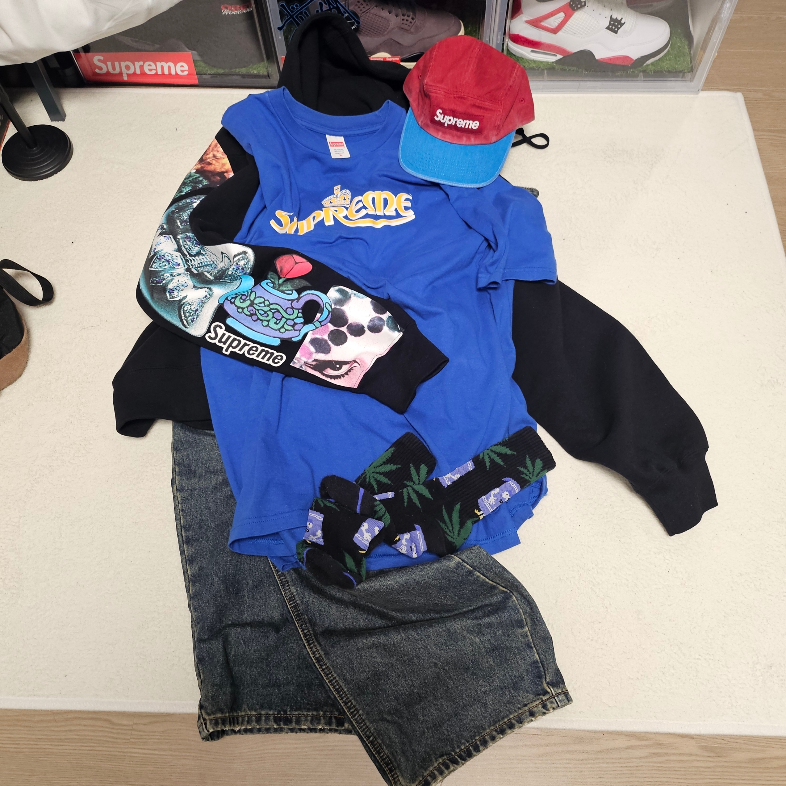 Supreme Pigment 2-Tone Camp Cap Red - 24SS, Supreme Crown T-Shirt Royal - 23SS 착용 스타일