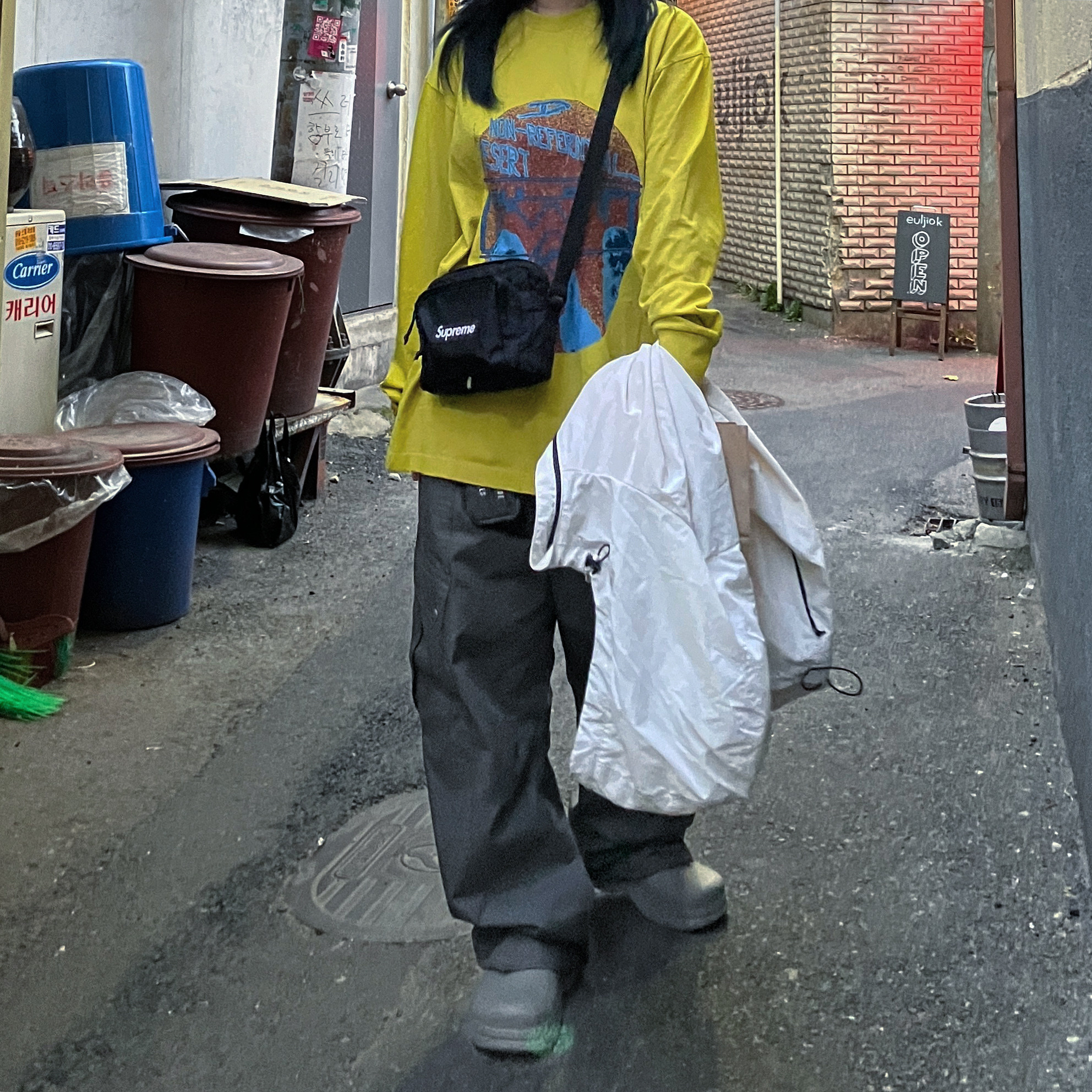 Supreme Shoulder Bag Black - 19SS, Cav Empt Non-Referential Long Sleeve T-Shirt Yellow - 23FW 착용 스타일 - 1