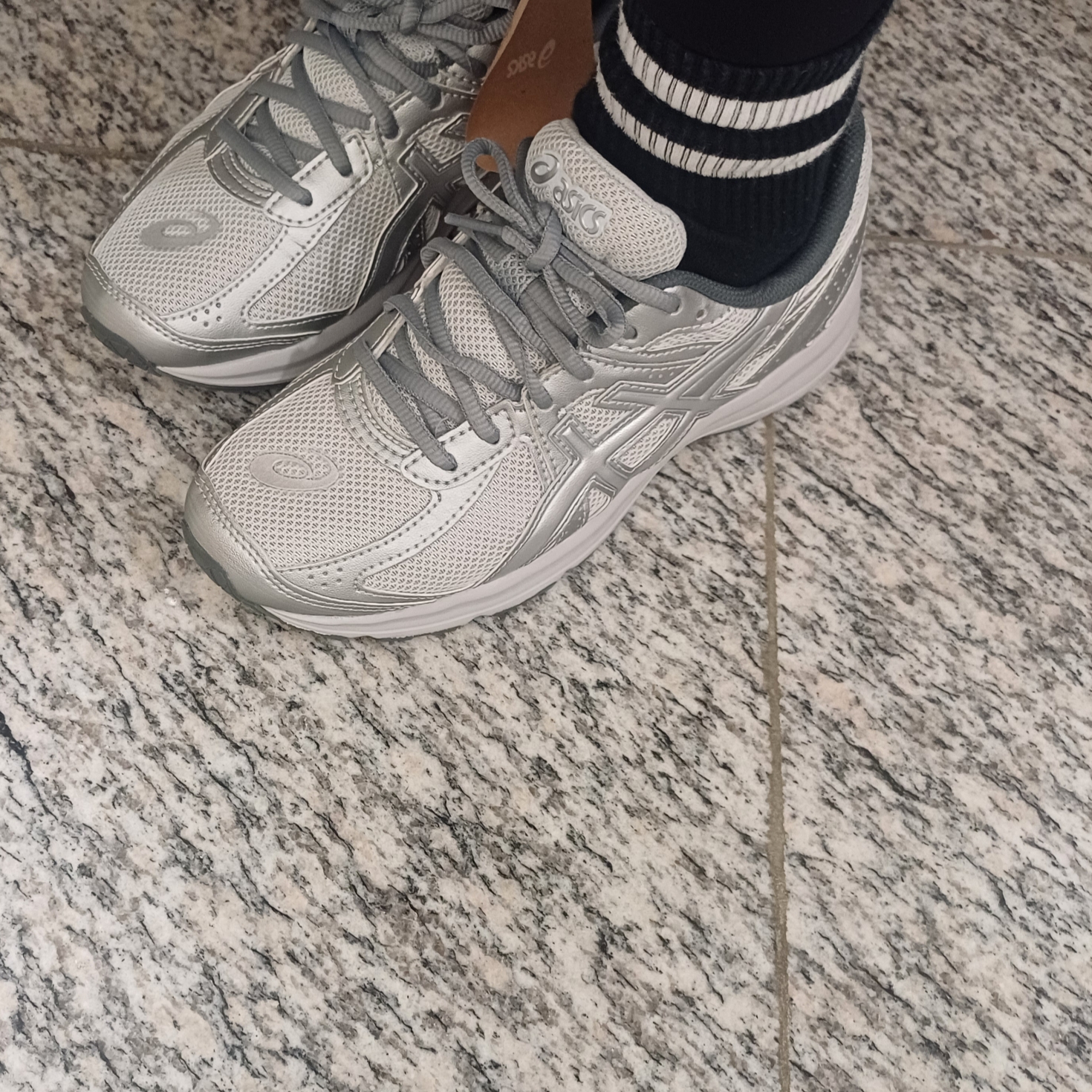 Asics Jog 100 S SMU Glacier Grey Pure Silver - 2E Wide 착용 스타일 - 2