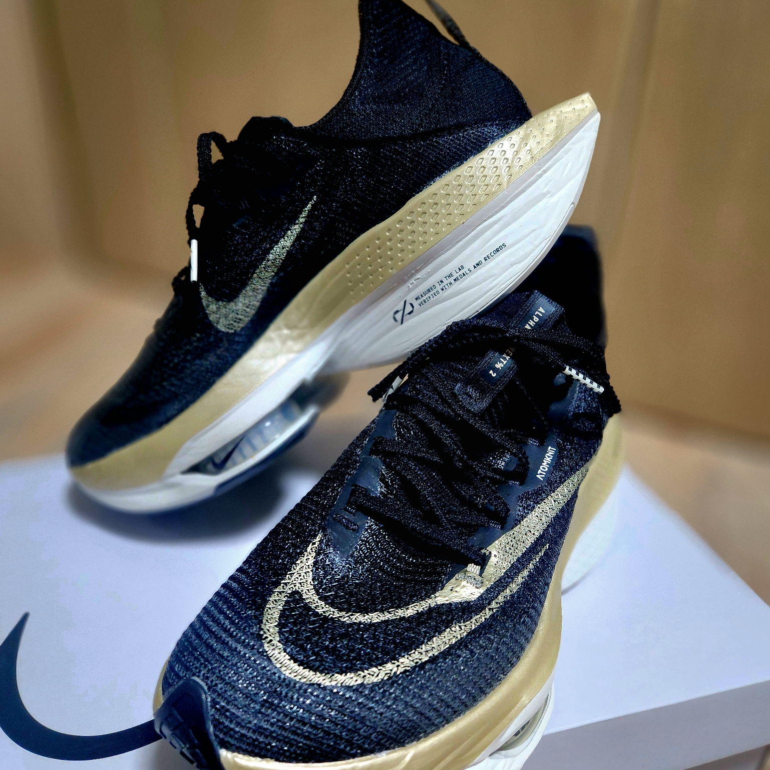 Nike Air Zoom Alphafly Next% 2 Black Metallic Gold Grain 착용 스타일 - 3