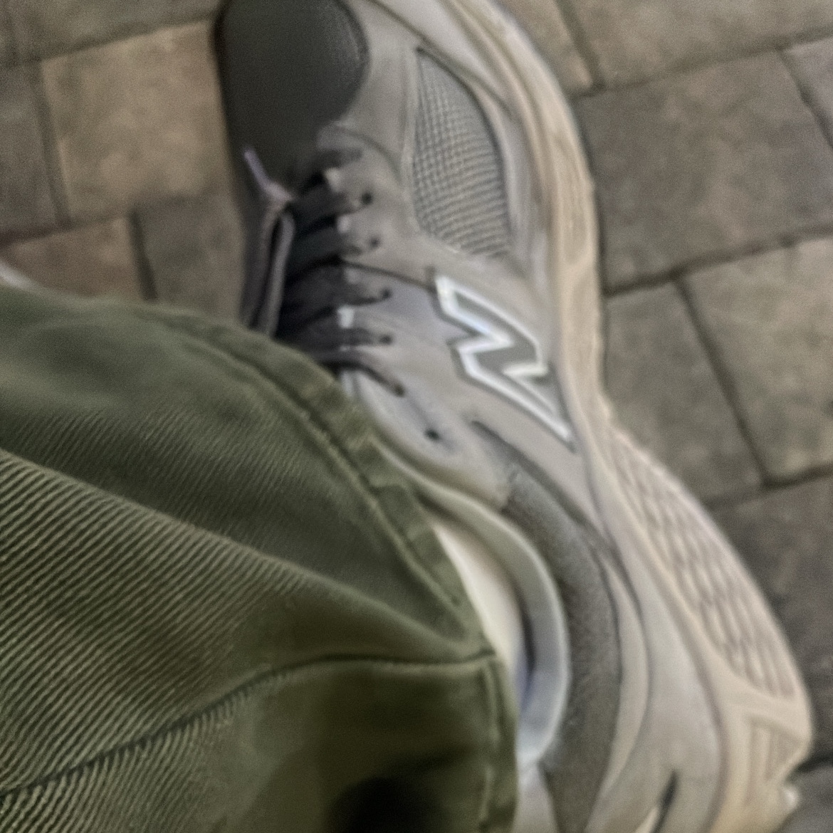 New Balance 2002R Grey 착용 스타일 - 3