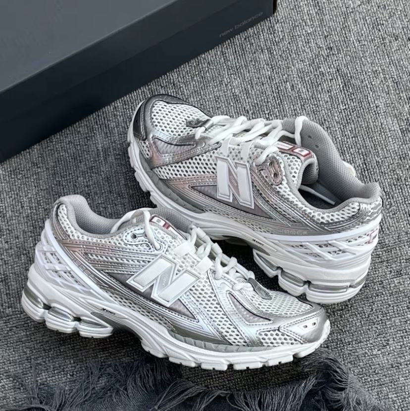 New Balance 1906R Urbancore Silver 착용 스타일