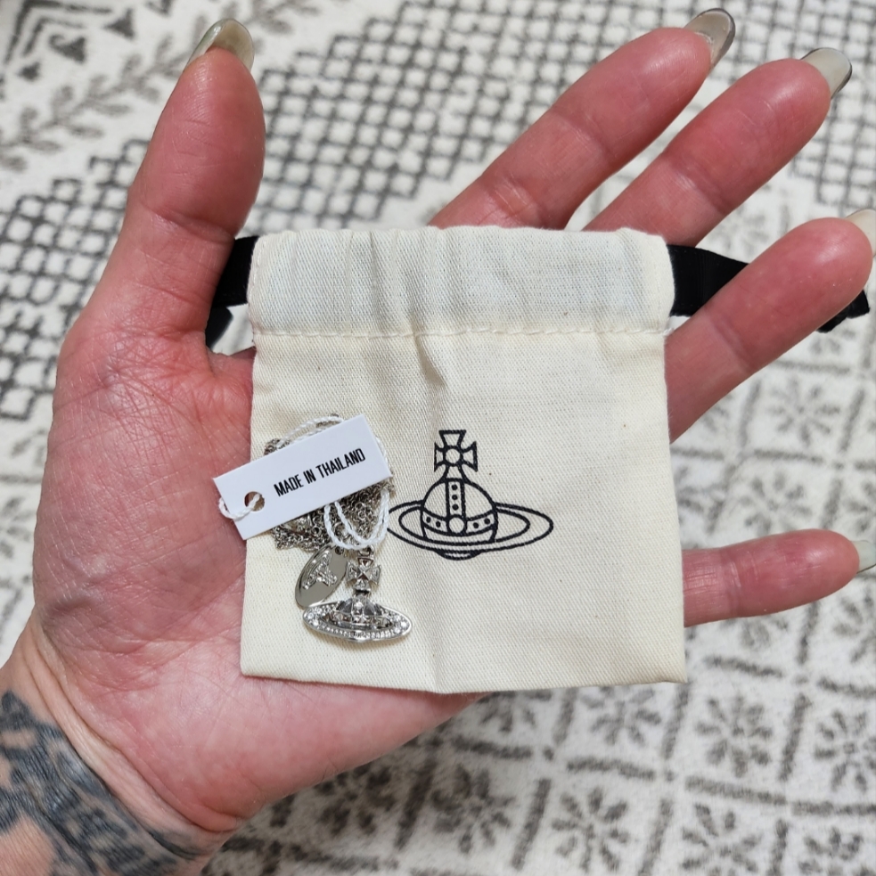 Vivienne Westwood Mayfair Bas Relief Pendant Silver 착용 스타일 - 2