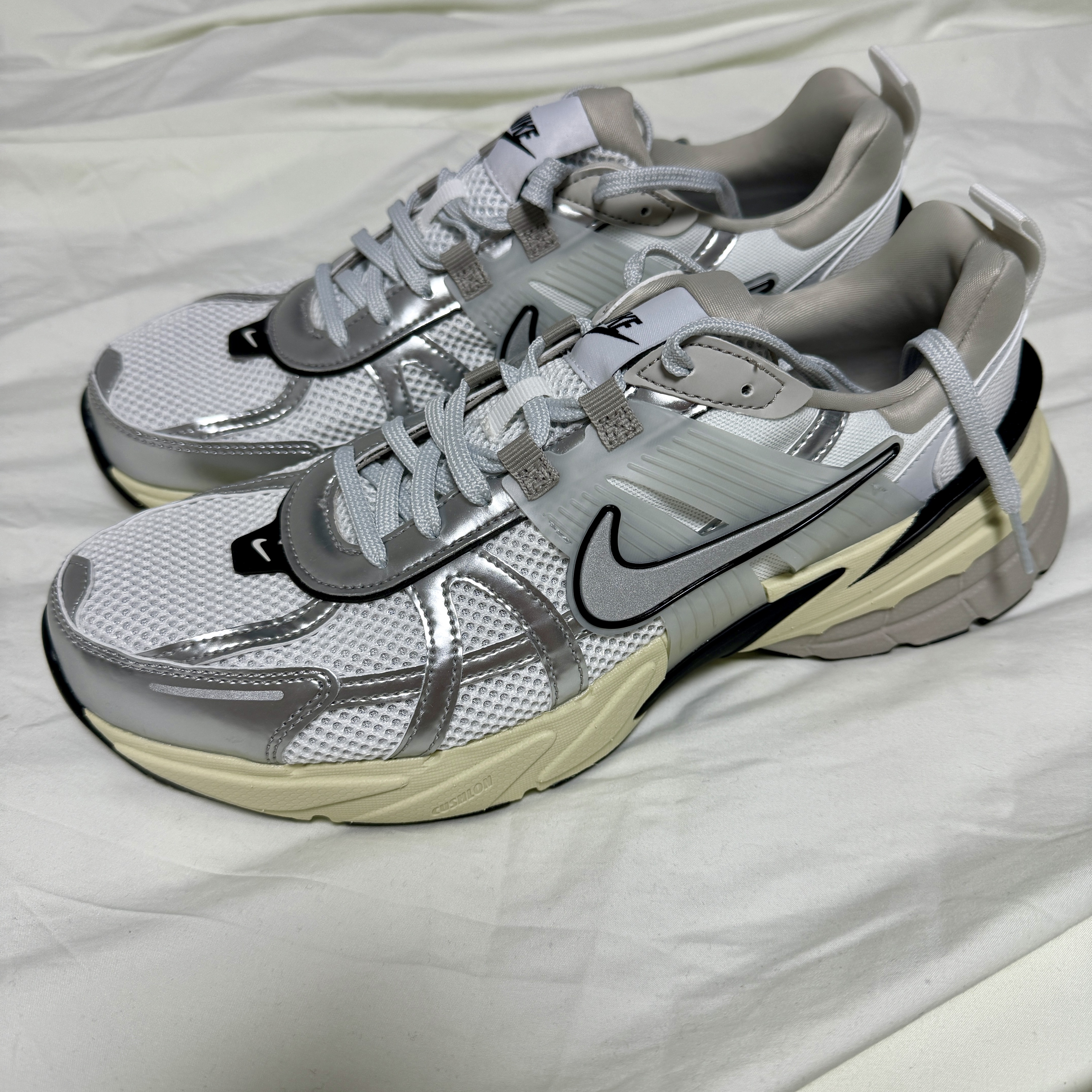 Nike V2K Run Summit White Metallic Silver 착용 스타일
