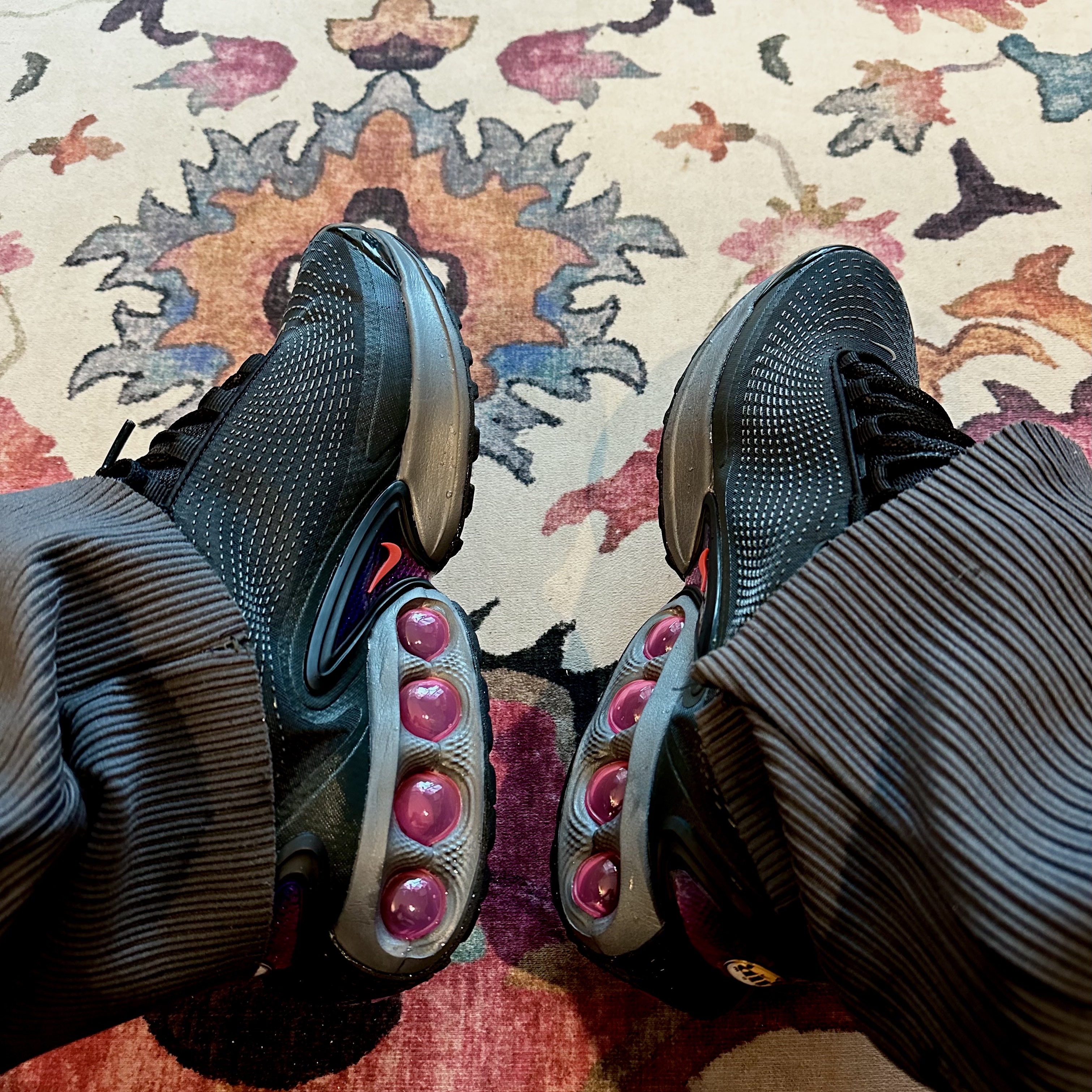 Nike Air Max Dn Black Light Crimson 착용 스타일