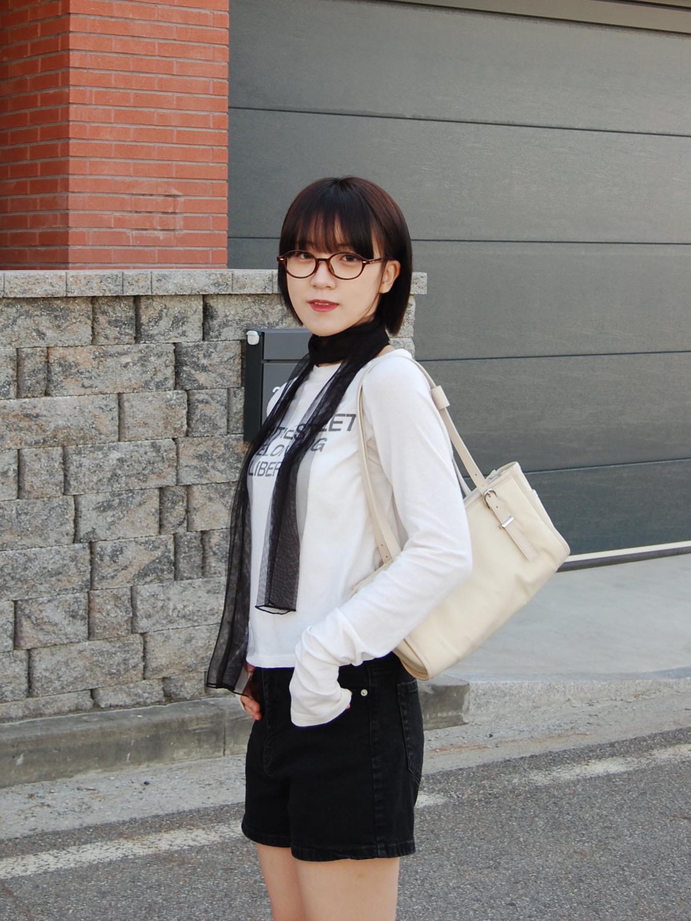 Millo Women Hole Raglan T-Shirt Cream 착용 스타일 - 2