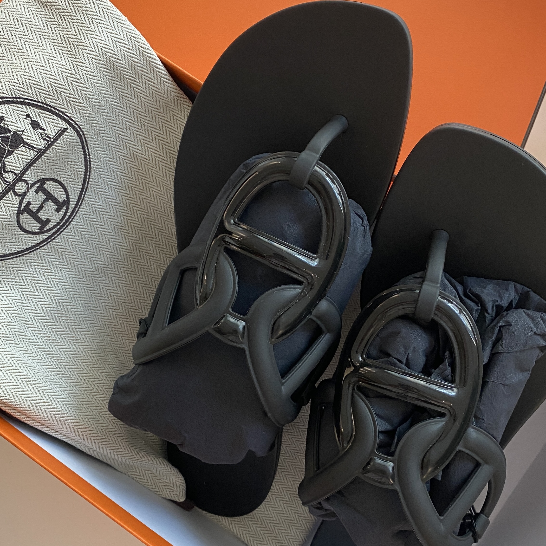 (W) Hermes Egerie Sandal Noir 착용 스타일 - 1