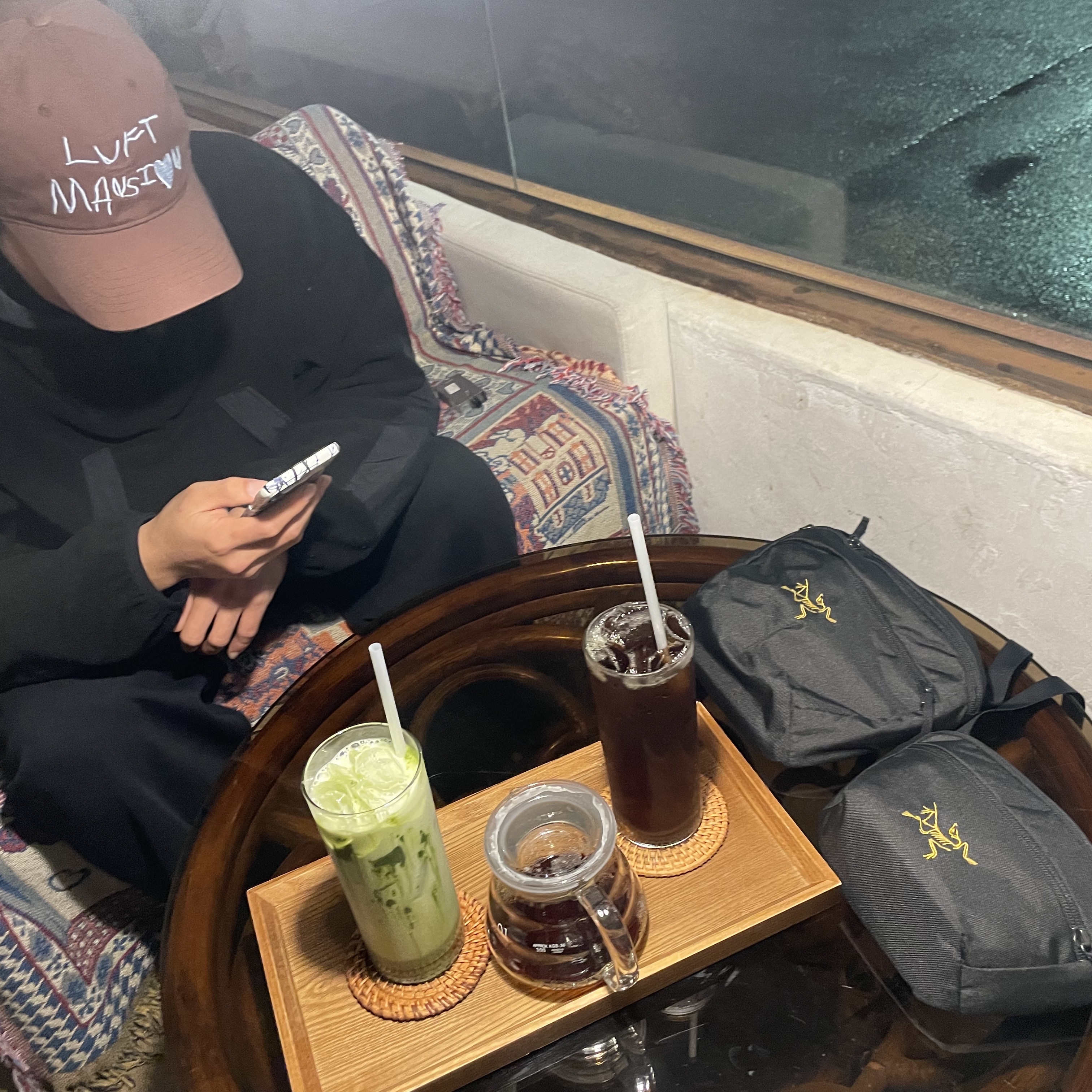 Arc'teryx Mantis 2 Waistpack 24K Black, Arc'teryx Mantis 1 Waistpack Black 착용 스타일 - 2