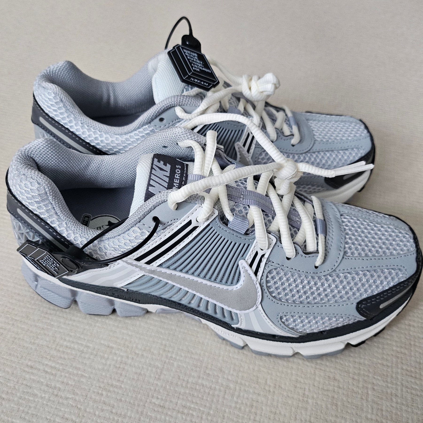 (W) Nike Zoom Vomero 5 Pure Platinum Metallic Silver 착용 스타일