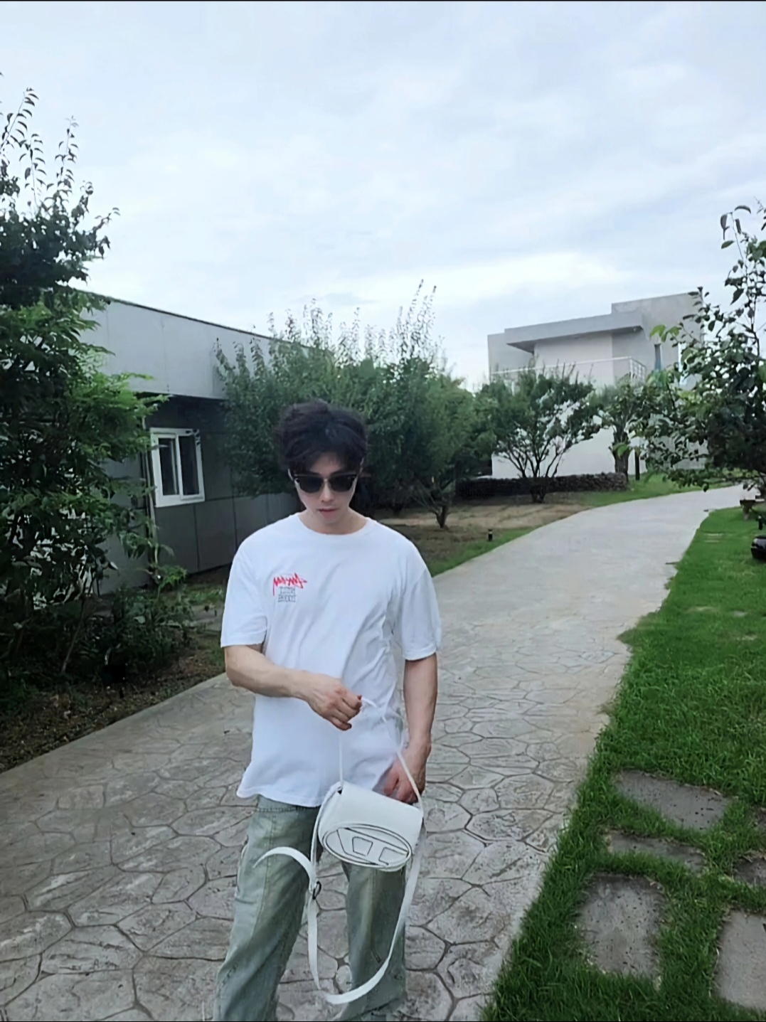 Diesel 1DR Shoulder Bag in Nappa Leather White, Stussy Built Tough T-Shirt White 착용 스타일 - 1