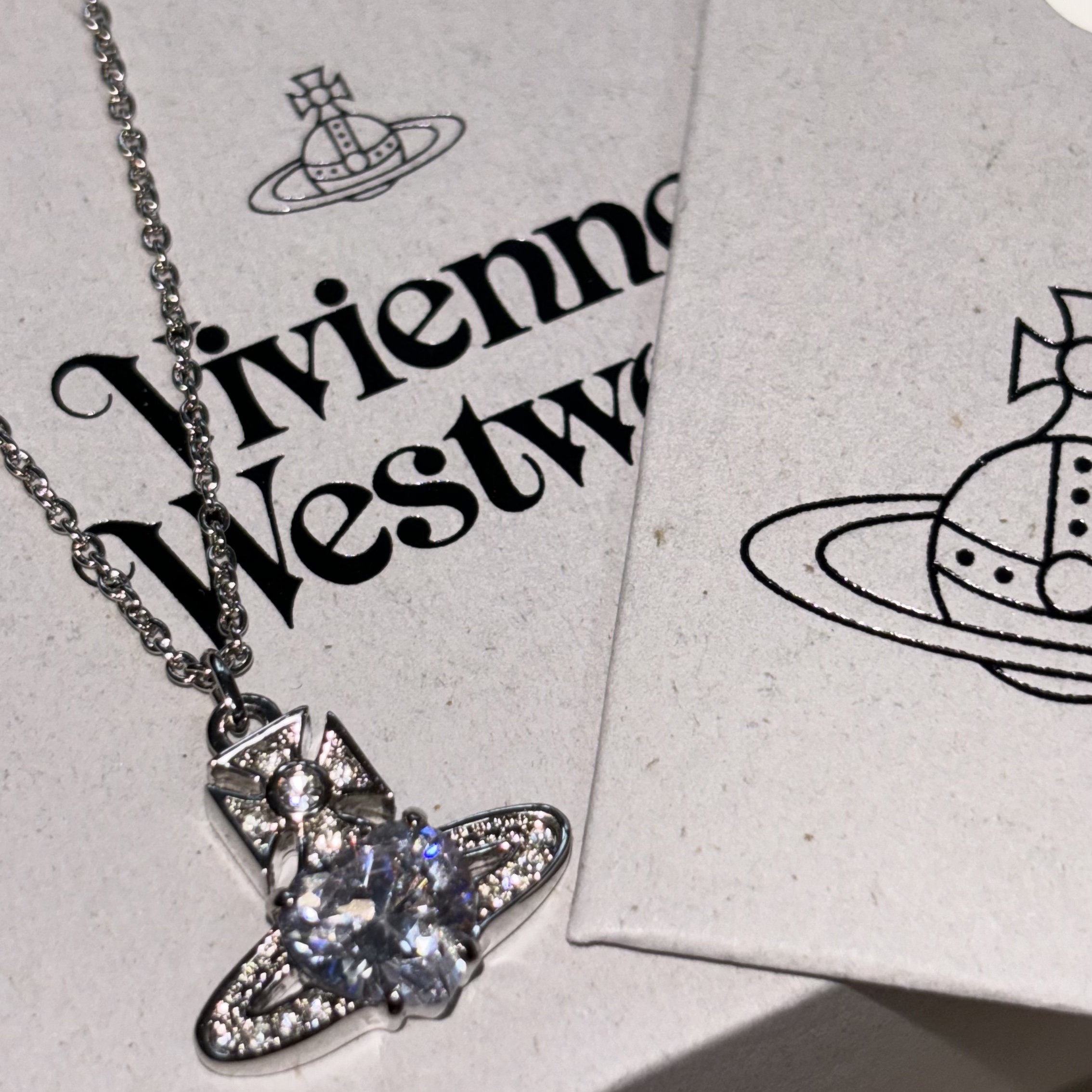 Vivienne Westwood Ariella Pendant Platinum 착용 스타일 - 2