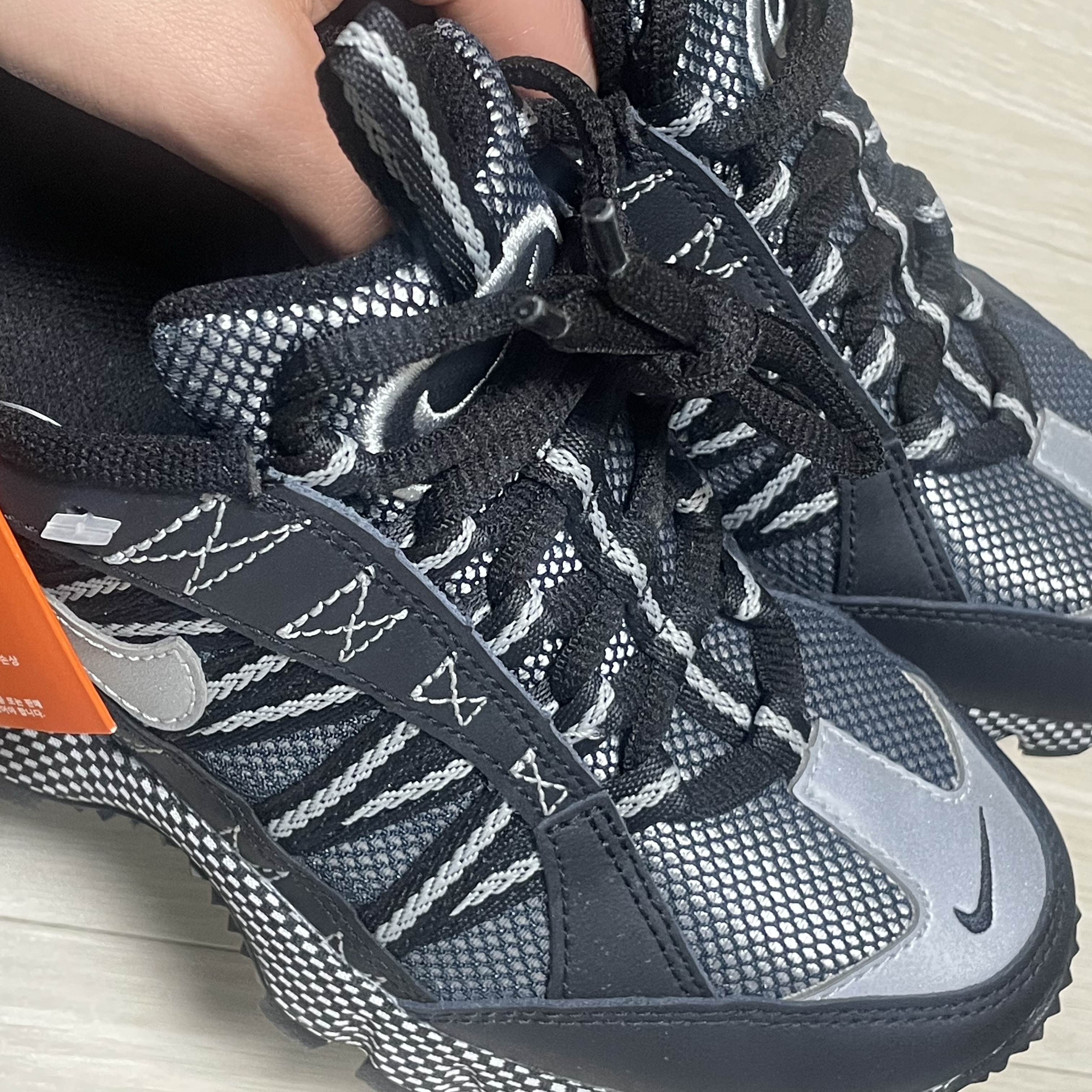 Nike Air Humara Black and Metallic Silver 착용 스타일